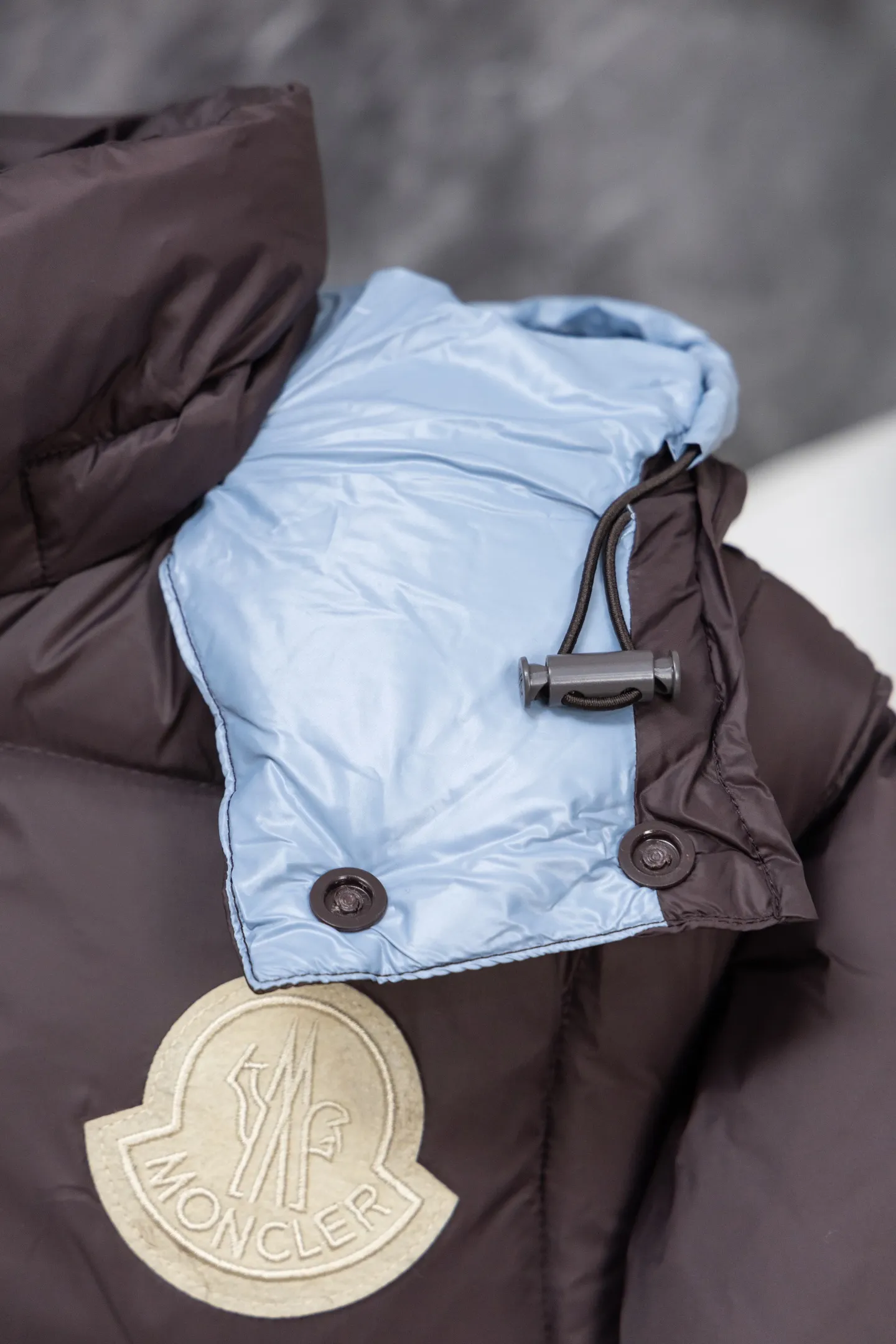 P840 Model No. J0191 MONCLER Cyclone two-in-one detachable top-quality down jacket. Made of 340 grams of down-filling goose down. The threads are clearly routed. Uses 10,000-needle embroidery. The original order is customized with 1:1 smooth and delicate lines. Better hand feel and texture. Not easy to deform, not easy to shrink, not easy to fade. Maintains long-lasting beauty. Color: dark brown blue. Size 1-5