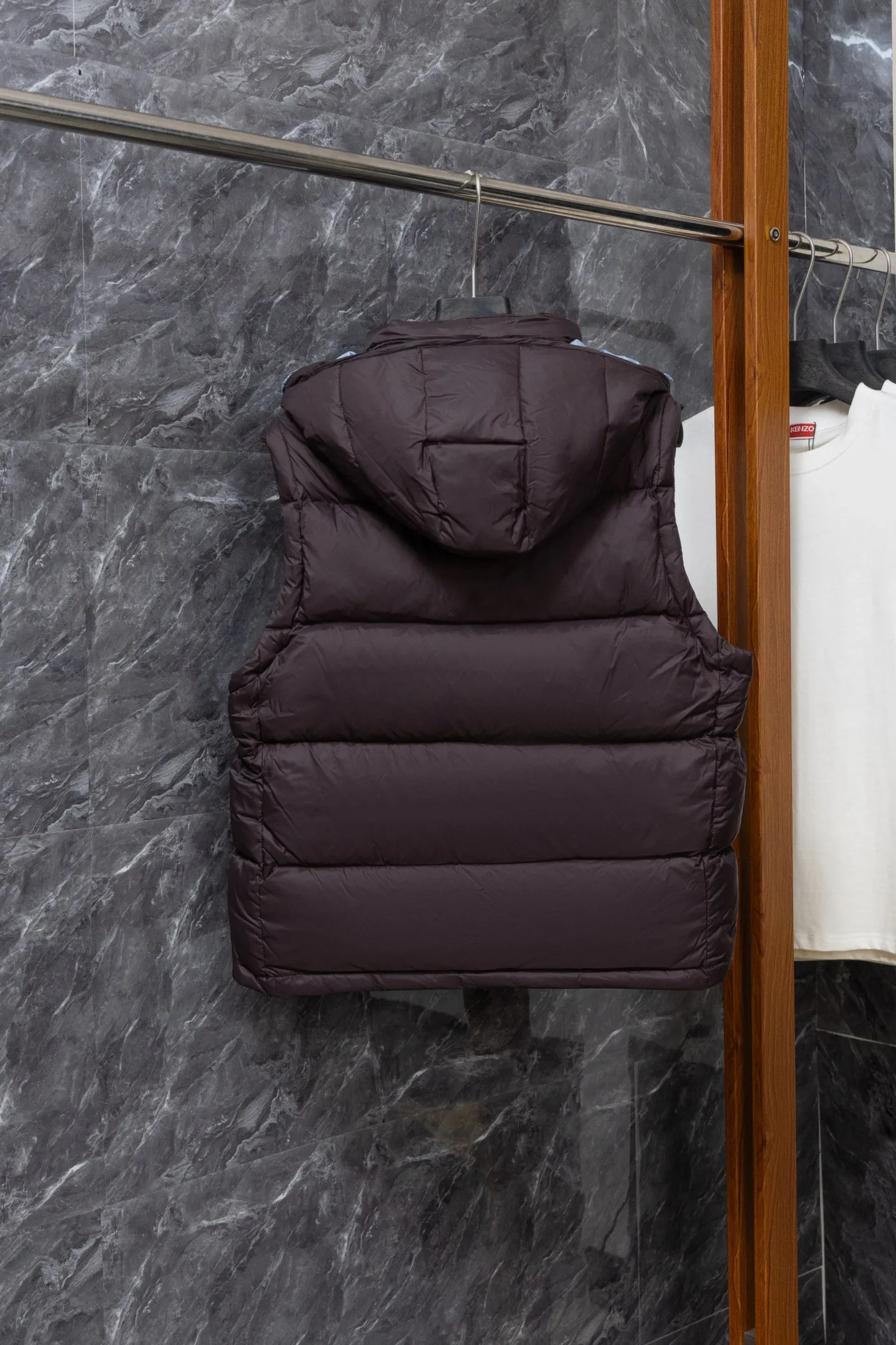 P840 Model No. J0191 MONCLER Cyclone two-in-one detachable top-quality down jacket. Made of 340 grams of down-filling goose down. The threads are clearly routed. Uses 10,000-needle embroidery. The original order is customized with 1:1 smooth and delicate lines. Better hand feel and texture. Not easy to deform, not easy to shrink, not easy to fade. Maintains long-lasting beauty. Color: dark brown blue. Size 1-5