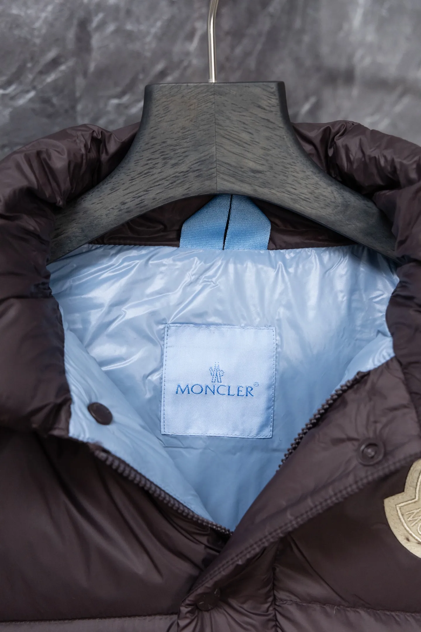 P840 Model No. J0191 MONCLER Cyclone two-in-one detachable top-quality down jacket. Made of 340 grams of down-filling goose down. The threads are clearly routed. Uses 10,000-needle embroidery. The original order is customized with 1:1 smooth and delicate lines. Better hand feel and texture. Not easy to deform, not easy to shrink, not easy to fade. Maintains long-lasting beauty. Color: dark brown blue. Size 1-5