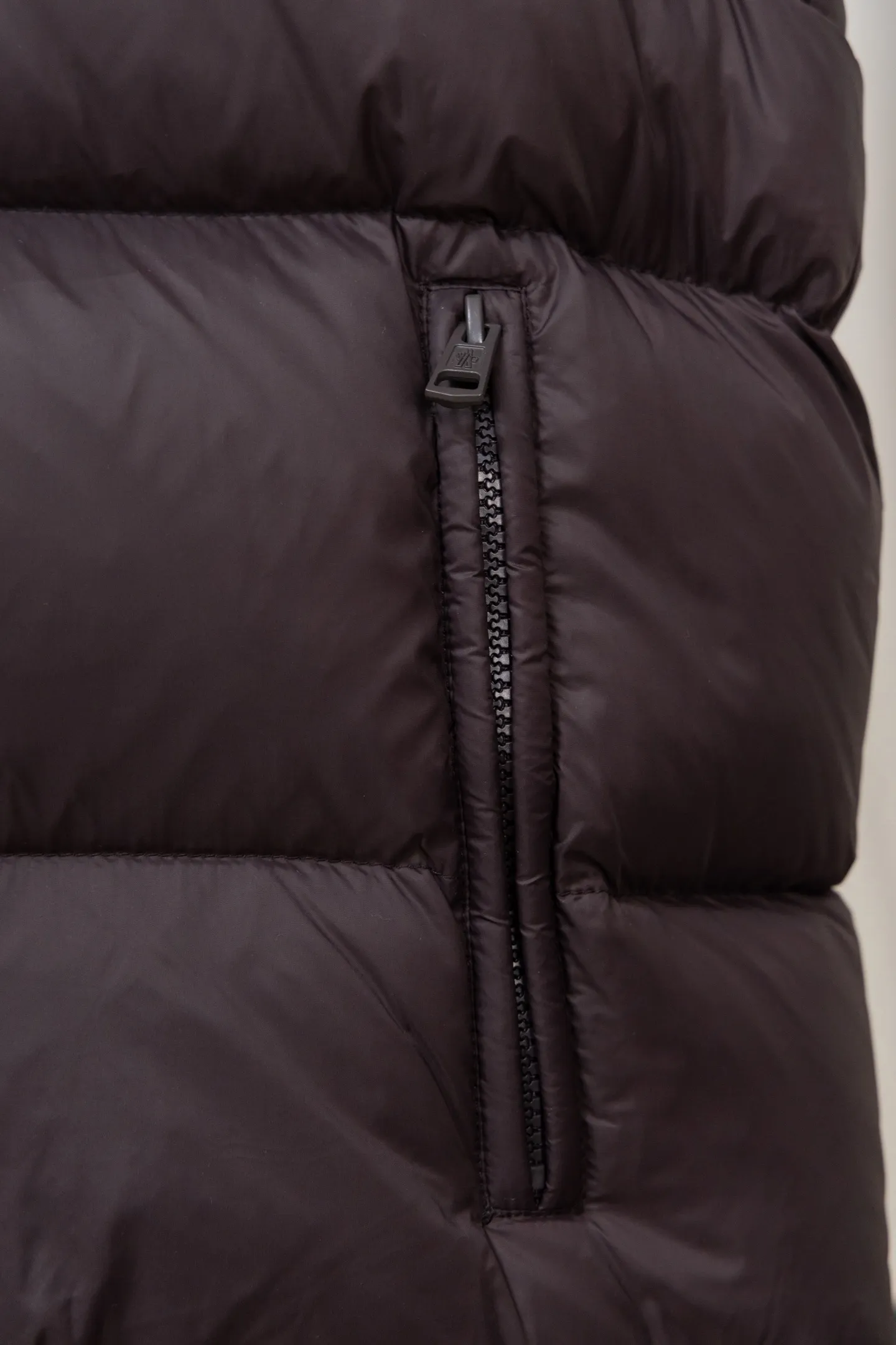 P840 Model No. J0191 MONCLER Cyclone two-in-one detachable top-quality down jacket. Made of 340 grams of down-filling goose down. The threads are clearly routed. Uses 10,000-needle embroidery. The original order is customized with 1:1 smooth and delicate lines. Better hand feel and texture. Not easy to deform, not easy to shrink, not easy to fade. Maintains long-lasting beauty. Color: dark brown blue. Size 1-5