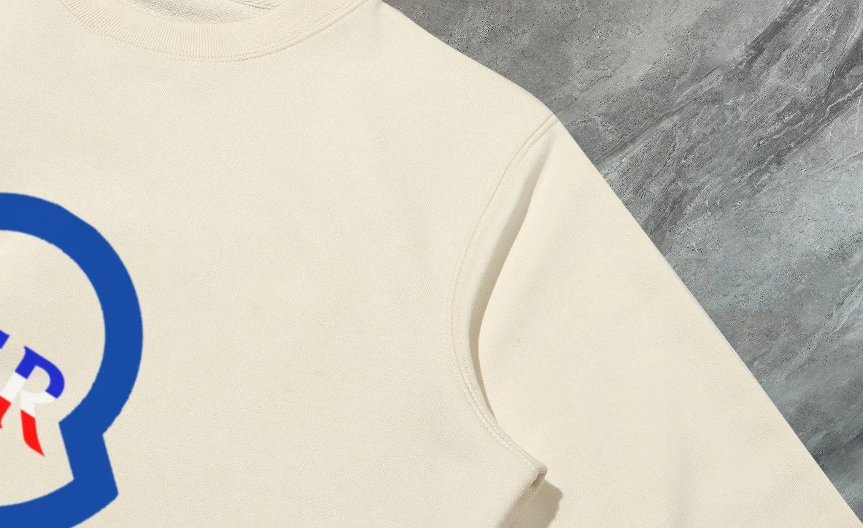 P210 High-version sweatshirt) [Long-term stock] 〖𝐌𝐎𝐍𝐂𝐋𝐄𝐑~Mask〗 Made of 440g heavy-weight fabric. It is different from the market currency. It can be matched with any variety and is properly handsome. 😎The whole dress is made of double waistcoats. The double waistcoats make the whole dress more three-dimensional. Not ordinary factories can do such fine work. 2025 Spring runway version of the T stage, on sale at the counter, round neck terry sweatshirt, high-end double-strand pure cotton, custom-made stretch ribs, dyed in the same vat, complete with three standards, matched with exquisite embroidered LOGO on the chest, simple and advanced, same style for men and women. Color: black, apricot, white, size: S M L XL 2XL