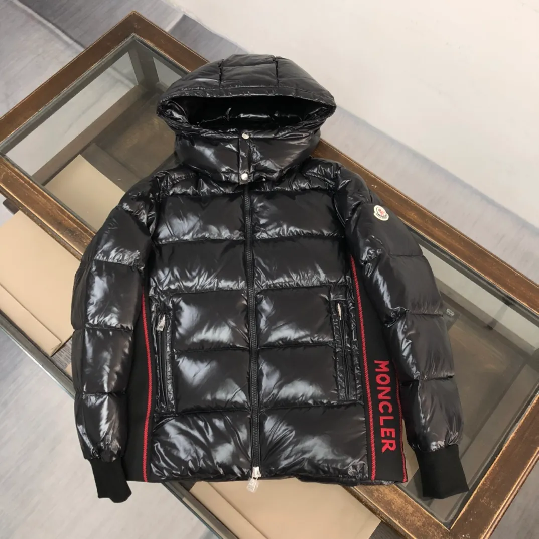 P920 24Fw new autumn and winter style! -Mon*ler/梦口's new Gla down jacket is on sale at the counter. The classic tailoring design will never go out of style. It is a must-have "bread jacket" style for autumn and winter. The belief in sticking to the cold winter comes from the confidence it gives you. It not only meets the needs of the extreme natural environment but also meets the living standards of the metropolis! The high-performance style comes from the essence of Glacier, ❄️Purchase level Moncler Lunetiere's new style of contrasting hooded down jacket is available for both men and women. It is a thickened goose down jacket and is the most valued style. Another evergreen model, a big hit. 90% goose down filling ensures the fluffiness and warmth of the down jacket. Custom zipper webbing, molded custom zipper. The contrasting color lining makes the whole outfit refreshing, and Yuhuang deserves it. A must-have style, highly recommended. Color: Black Red Size: 1-2-3-4-5 (M～3xl)