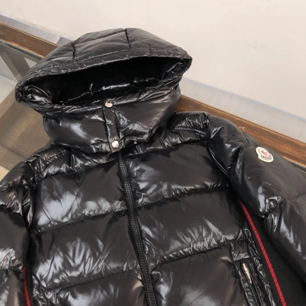 P920 24Fw new autumn and winter style! -Mon*ler/梦口's new Gla down jacket is on sale at the counter. The classic tailoring design will never go out of style. It is a must-have "bread jacket" style for autumn and winter. The belief in sticking to the cold winter comes from the confidence it gives you. It not only meets the needs of the extreme natural environment but also meets the living standards of the metropolis! The high-performance style comes from the essence of Glacier, ❄️Purchase level Moncler Lunetiere's new style of contrasting hooded down jacket is available for both men and women. It is a thickened goose down jacket and is the most valued style. Another evergreen model, a big hit. 90% goose down filling ensures the fluffiness and warmth of the down jacket. Custom zipper webbing, molded custom zipper. The contrasting color lining makes the whole outfit refreshing, and Yuhuang deserves it. A must-have style, highly recommended. Color: Black Red Size: 1-2-3-4-5 (M～3xl)