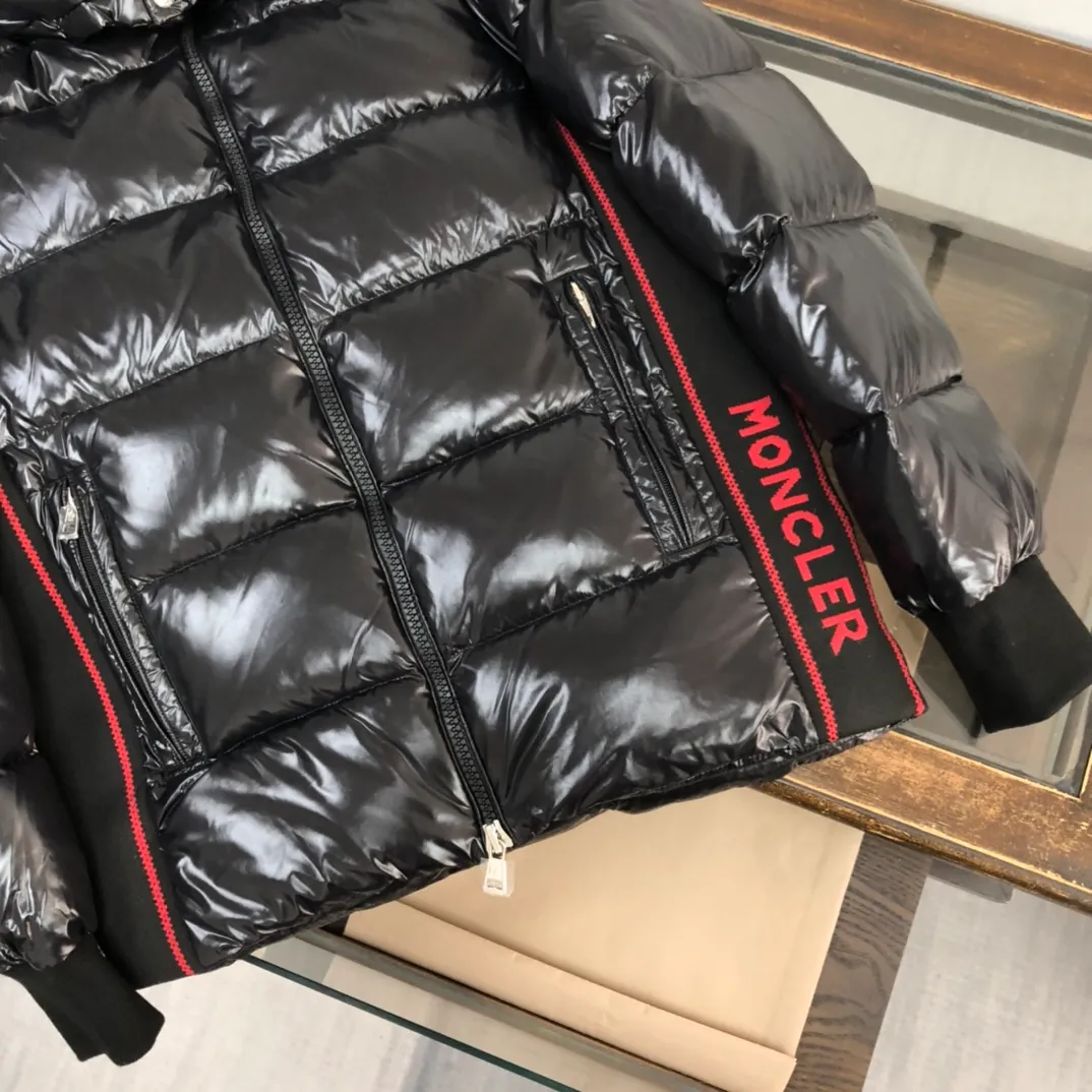 P920 24Fw new autumn and winter style! -Mon*ler/梦口's new Gla down jacket is on sale at the counter. The classic tailoring design will never go out of style. It is a must-have "bread jacket" style for autumn and winter. The belief in sticking to the cold winter comes from the confidence it gives you. It not only meets the needs of the extreme natural environment but also meets the living standards of the metropolis! The high-performance style comes from the essence of Glacier, ❄️Purchase level Moncler Lunetiere's new style of contrasting hooded down jacket is available for both men and women. It is a thickened goose down jacket and is the most valued style. Another evergreen model, a big hit. 90% goose down filling ensures the fluffiness and warmth of the down jacket. Custom zipper webbing, molded custom zipper. The contrasting color lining makes the whole outfit refreshing, and Yuhuang deserves it. A must-have style, highly recommended. Color: Black Red Size: 1-2-3-4-5 (M～3xl)
