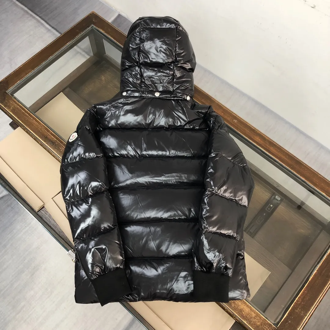 P920 24Fw new autumn and winter style! -Mon*ler/梦口's new Gla down jacket is on sale at the counter. The classic tailoring design will never go out of style. It is a must-have "bread jacket" style for autumn and winter. The belief in sticking to the cold winter comes from the confidence it gives you. It not only meets the needs of the extreme natural environment but also meets the living standards of the metropolis! The high-performance style comes from the essence of Glacier, ❄️Purchase level Moncler Lunetiere's new style of contrasting hooded down jacket is available for both men and women. It is a thickened goose down jacket and is the most valued style. Another evergreen model, a big hit. 90% goose down filling ensures the fluffiness and warmth of the down jacket. Custom zipper webbing, molded custom zipper. The contrasting color lining makes the whole outfit refreshing, and Yuhuang deserves it. A must-have style, highly recommended. Color: Black Red Size: 1-2-3-4-5 (M～3xl)