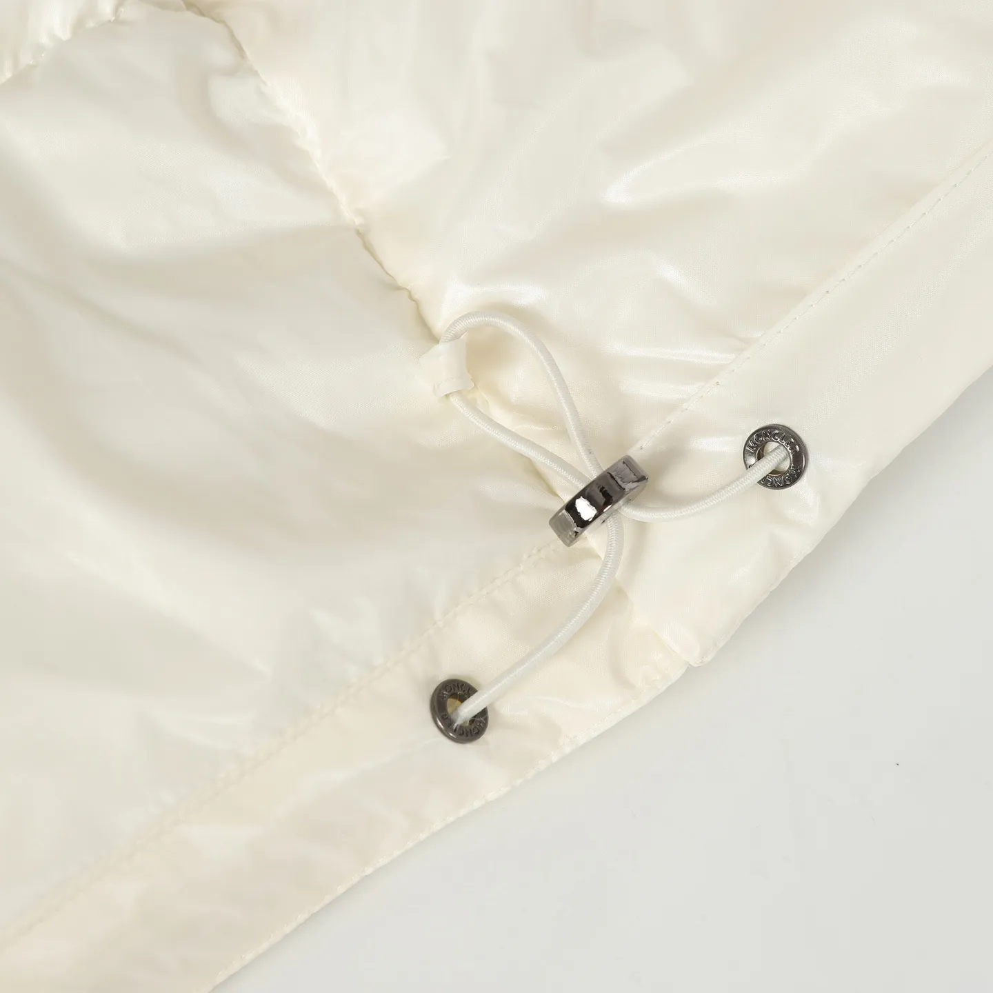 P860 MONCLER/Mongolian winter new women's long hooded counters are on sale at the same time🛒 Cavettaz long down adheres to the series' crisp graphic aesthetics and has square and rectangular quilting. It is made of lacquered nylon to highlight the brand's continuous efforts to reduce environmental impact. The down filling capacity is more than 400g🥳Thick and high fluffy Color: black white Code number: 1/2/3/4