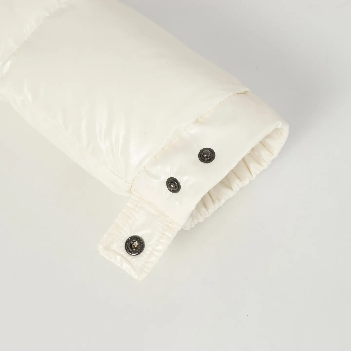 P860 MONCLER/Mongolian winter new women's long hooded counters are on sale at the same time🛒 Cavettaz long down adheres to the series' crisp graphic aesthetics and has square and rectangular quilting. It is made of lacquered nylon to highlight the brand's continuous efforts to reduce environmental impact. The down filling capacity is more than 400g🥳Thick and high fluffy Color: black white Code number: 1/2/3/4