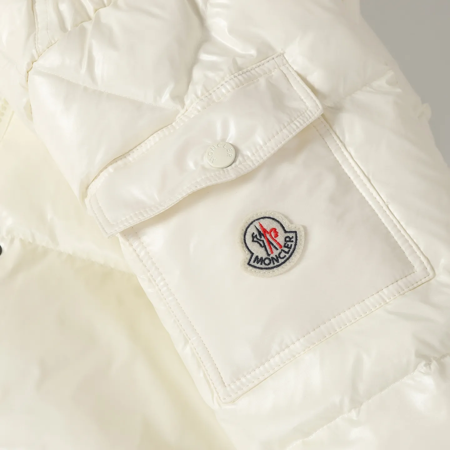 P860 MONCLER/Mongolian winter new women's long hooded counters are on sale at the same time🛒 Cavettaz long down adheres to the series' crisp graphic aesthetics and has square and rectangular quilting. It is made of lacquered nylon to highlight the brand's continuous efforts to reduce environmental impact. The down filling capacity is more than 400g🥳Thick and high fluffy Color: black white Code number: 1/2/3/4
