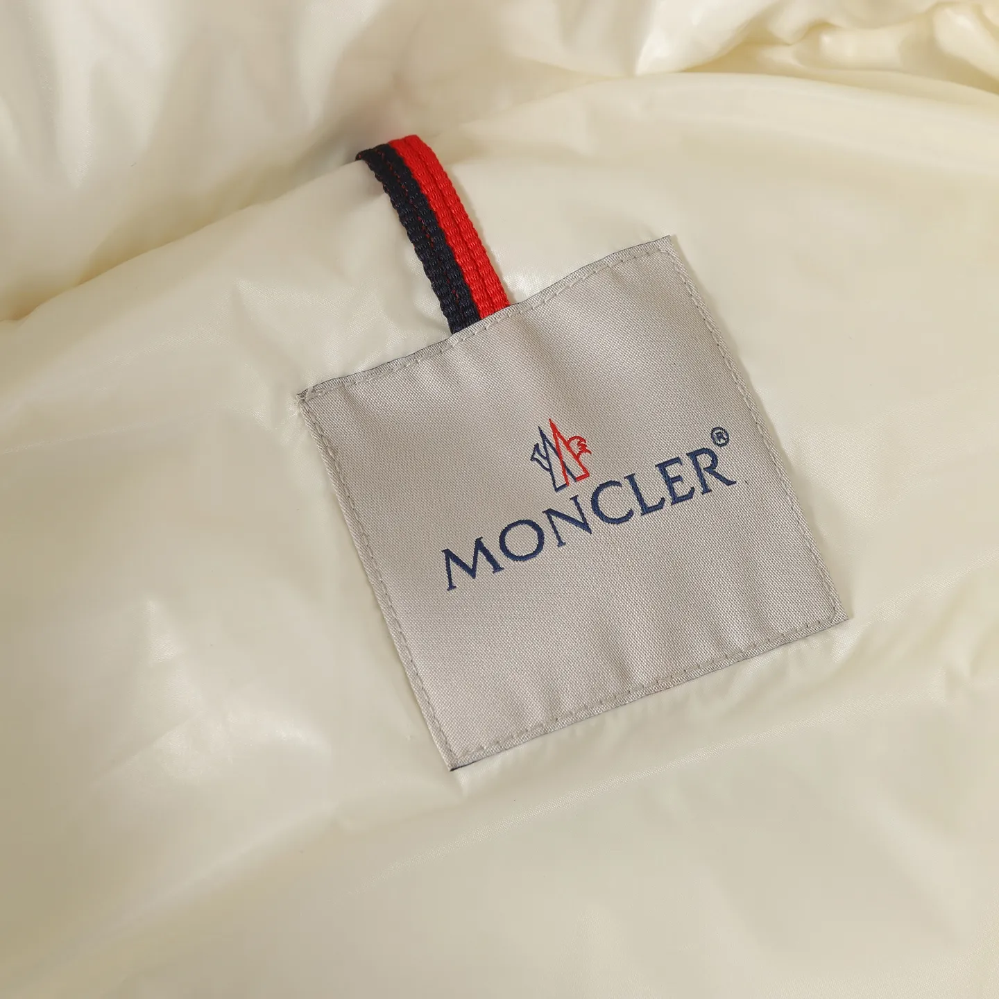 P860 MONCLER/Mongolian winter new women's long hooded counters are on sale at the same time🛒 Cavettaz long down adheres to the series' crisp graphic aesthetics and has square and rectangular quilting. It is made of lacquered nylon to highlight the brand's continuous efforts to reduce environmental impact. The down filling capacity is more than 400g🥳Thick and high fluffy Color: black white Code number: 1/2/3/4