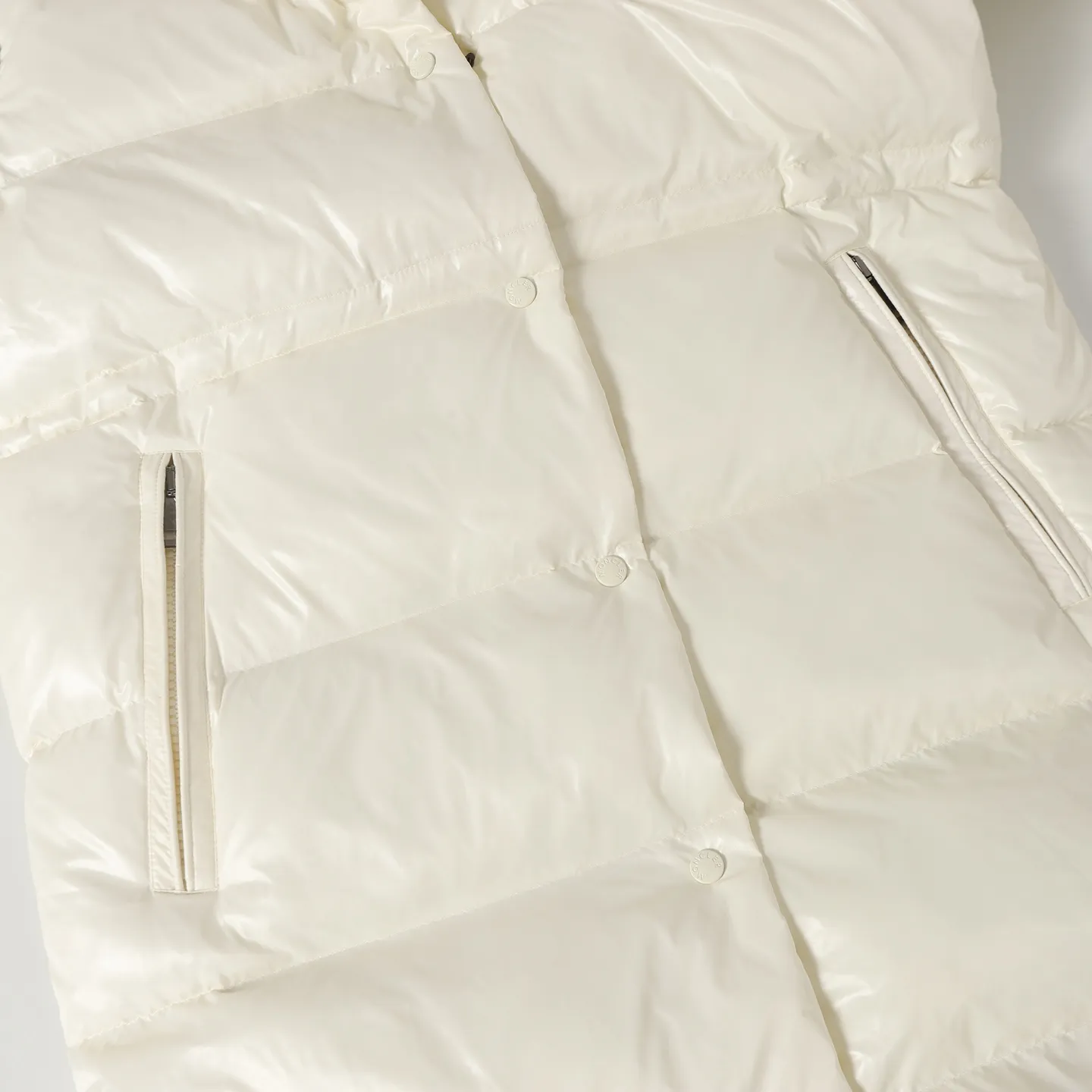 P860 MONCLER/Mongolian winter new women's long hooded counters are on sale at the same time🛒 Cavettaz long down adheres to the series' crisp graphic aesthetics and has square and rectangular quilting. It is made of lacquered nylon to highlight the brand's continuous efforts to reduce environmental impact. The down filling capacity is more than 400g🥳Thick and high fluffy Color: black white Code number: 1/2/3/4