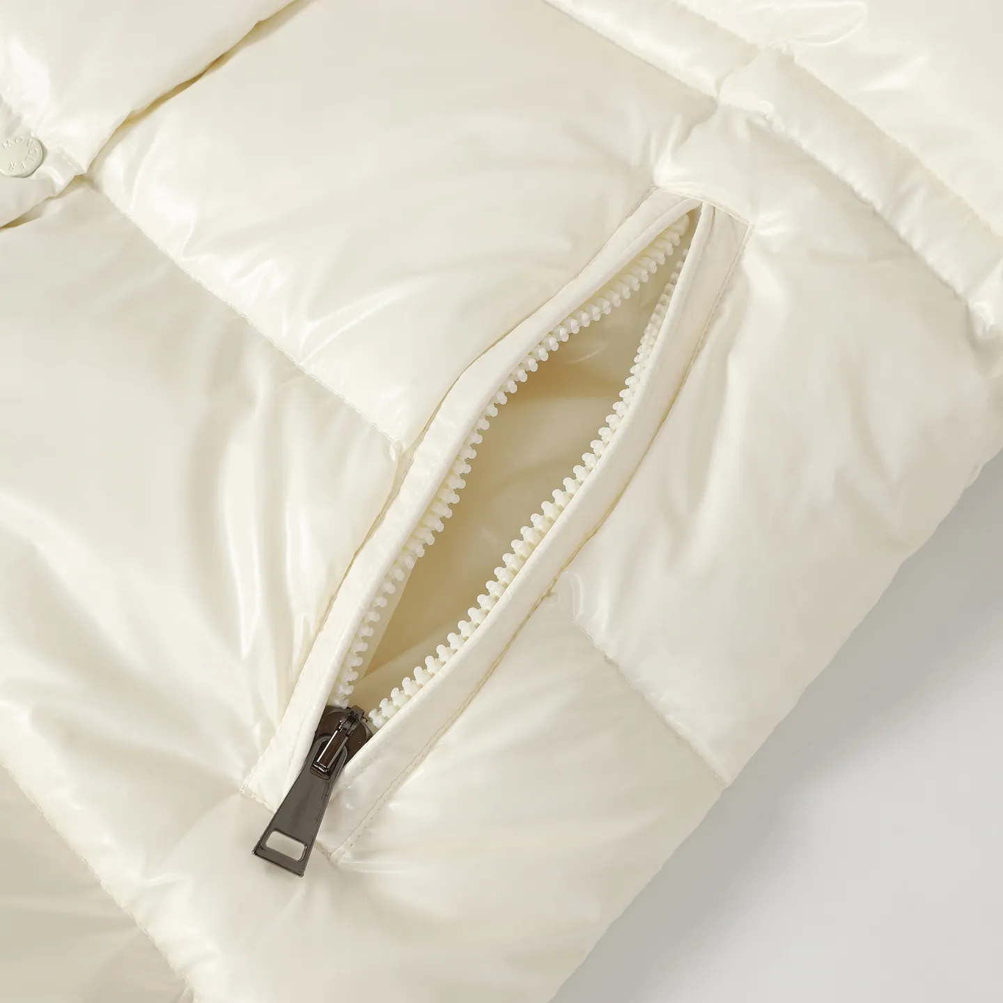 P860 MONCLER/Mongolian winter new women's long hooded counters are on sale at the same time🛒 Cavettaz long down adheres to the series' crisp graphic aesthetics and has square and rectangular quilting. It is made of lacquered nylon to highlight the brand's continuous efforts to reduce environmental impact. The down filling capacity is more than 400g🥳Thick and high fluffy Color: black white Code number: 1/2/3/4
