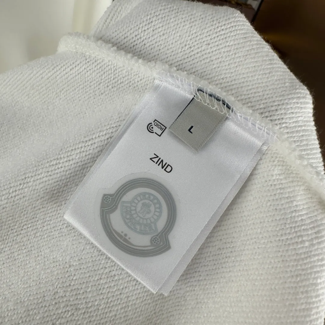 P210 high version sweatshirt) 📦With exclusive picture packaging📦 [Long-term ready stock] Upgraded version "Mobile phone smart sensor ~ NFC chip armband ~ Direct access to the official website anti-counterfeiting" 〖 𝐌𝐎𝐍𝐂𝐋𝐄𝐑 ~ Mouth covering〗 2025 new high quality, using 450g heavyweight fabric Different from the market currency, you can mix and match everything at will and you will be handsome😎The whole clothes is made of double waistcoats. The double waistcoats make the whole dress more three-dimensional. It is not an ordinary factory that can do such fine work. 2025 autumn and winter new style, on sale at the counter, exquisite printed round neck terry sweatshirt. High-end double-ply cotton. Customized stretch ribs are dyed in the same vat. Three standards are complete. It is matched with digital printing patterns and is very breathable. Same style for men and women. Color: black, white, apricot. Size: S M L XL 2XL
