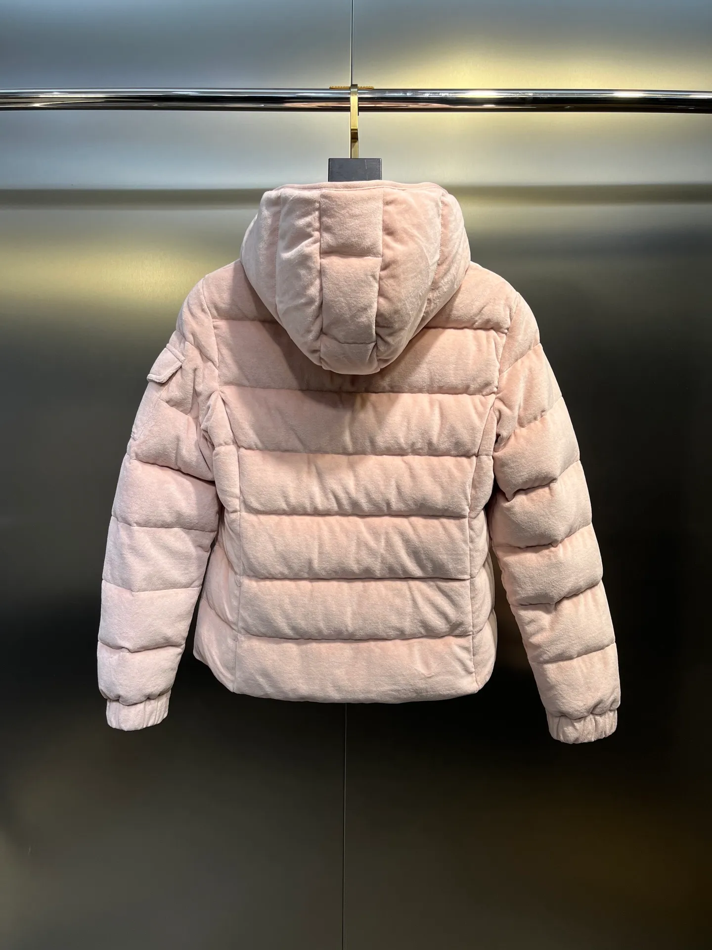 P1120 moncler🌟 New autumn and winter down jacket. Original custom-made hardware accessories are all imported and original customization. Welcome to compare. Absolutely high quality. Use top-grade 90 white duck down. Super soft. Filled with fluffy and full feathers. Super heavy work. Fabric workmanship is perfect. Note that the fabric is super comfortable. Exclusive size: 1234