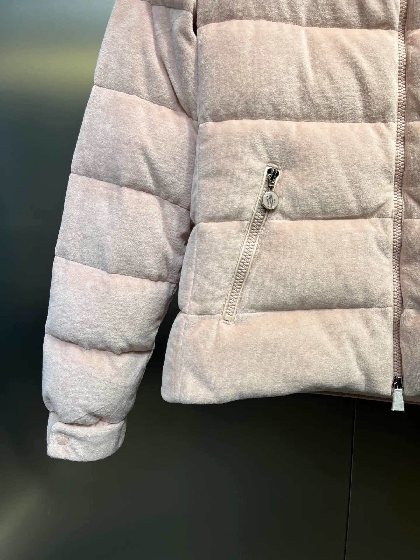 P1120 moncler🌟 New autumn and winter down jacket. Original custom-made hardware accessories are all imported and original customization. Welcome to compare. Absolutely high quality. Use top-grade 90 white duck down. Super soft. Filled with fluffy and full feathers. Super heavy work. Fabric workmanship is perfect. Note that the fabric is super comfortable. Exclusive size: 1234