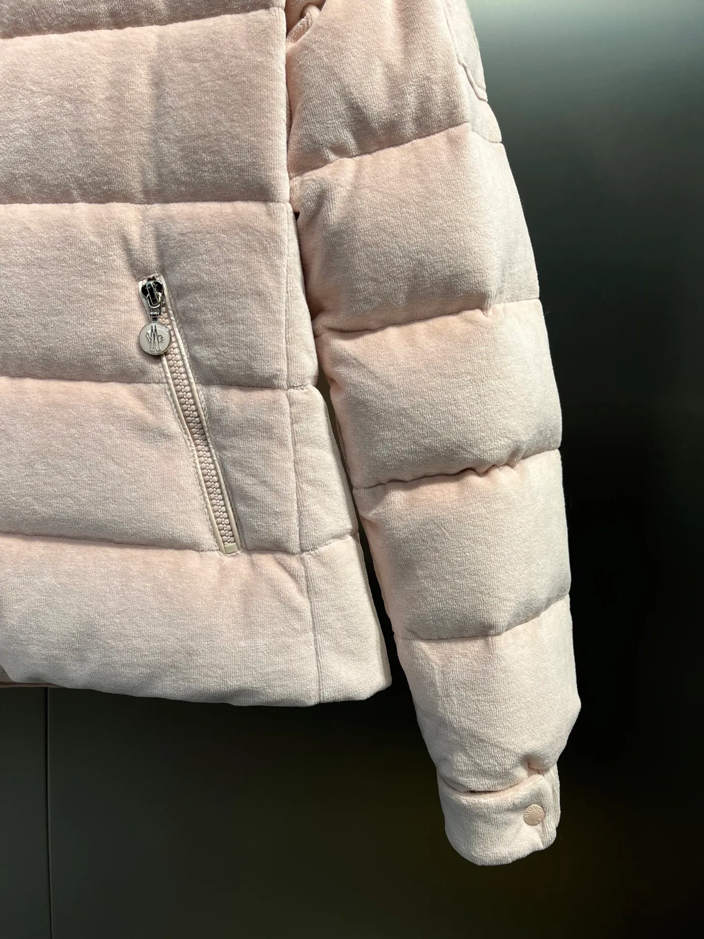 P1120 moncler🌟 New autumn and winter down jacket. Original custom-made hardware accessories are all imported and original customization. Welcome to compare. Absolutely high quality. Use top-grade 90 white duck down. Super soft. Filled with fluffy and full feathers. Super heavy work. Fabric workmanship is perfect. Note that the fabric is super comfortable. Exclusive size: 1234