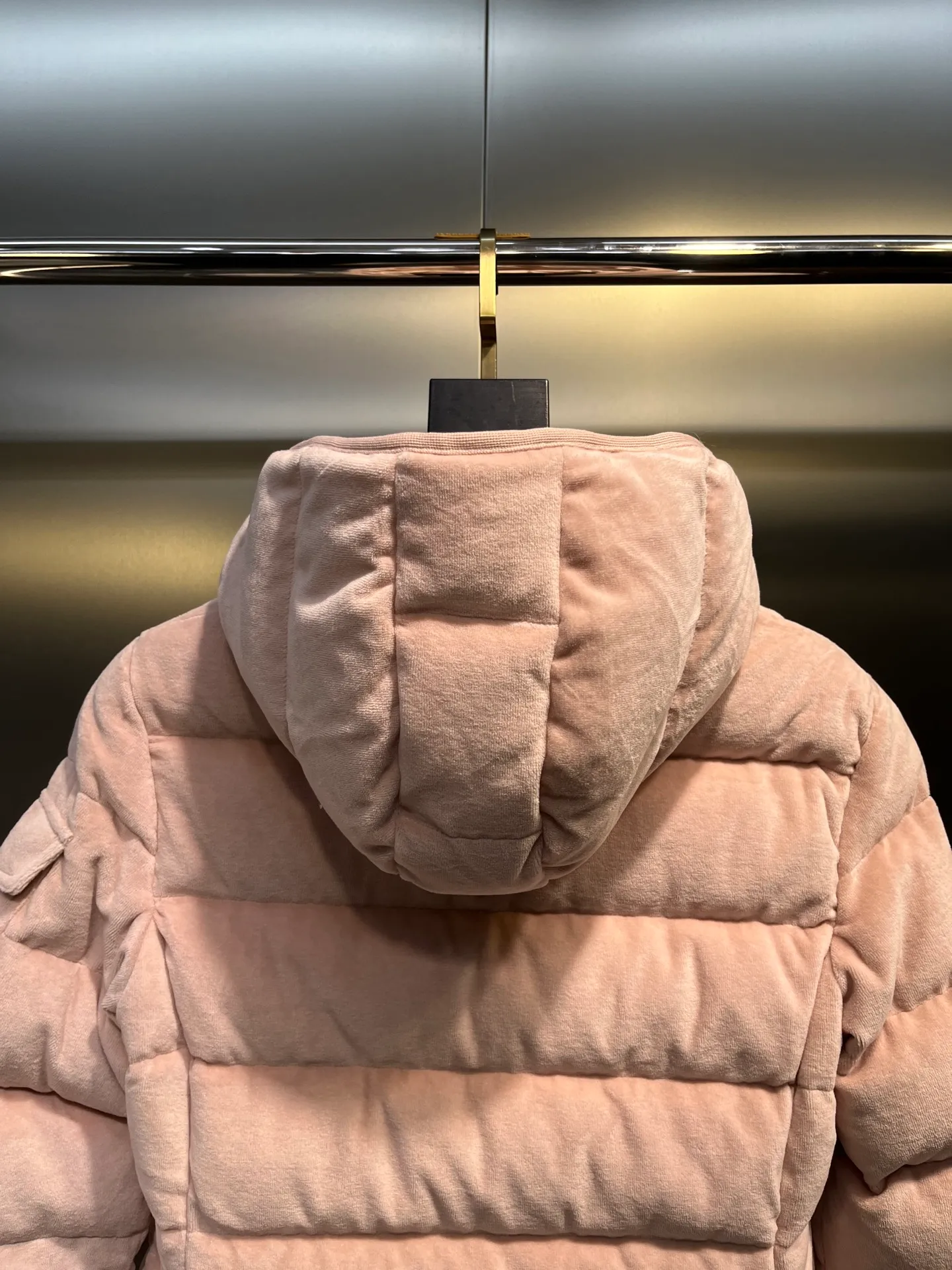 P1120 moncler🌟 New autumn and winter down jacket. Original custom-made hardware accessories are all imported and original customization. Welcome to compare. Absolutely high quality. Use top-grade 90 white duck down. Super soft. Filled with fluffy and full feathers. Super heavy work. Fabric workmanship is perfect. Note that the fabric is super comfortable. Exclusive size: 1234