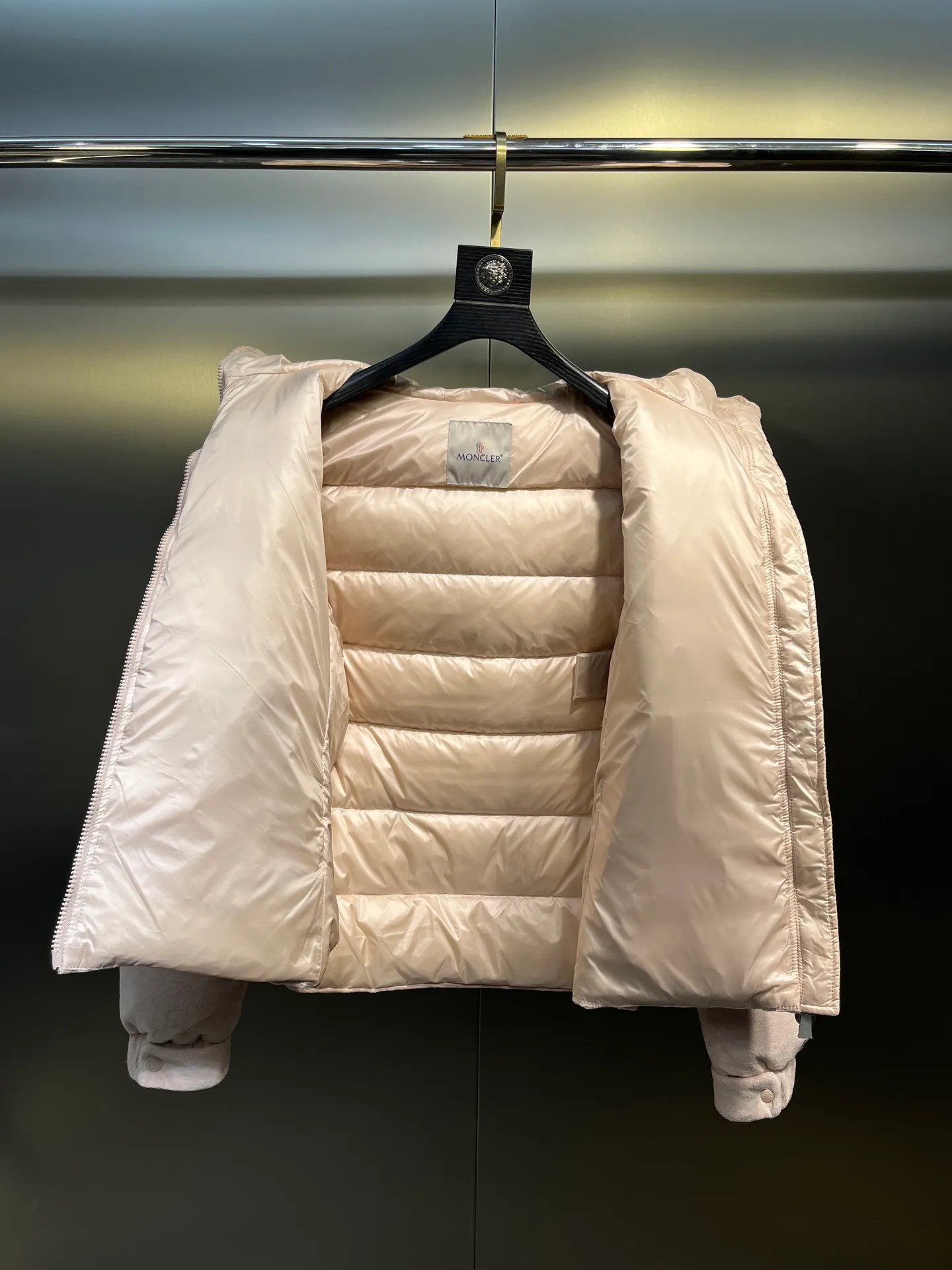 P1120 moncler🌟 New autumn and winter down jacket. Original custom-made hardware accessories are all imported and original customization. Welcome to compare. Absolutely high quality. Use top-grade 90 white duck down. Super soft. Filled with fluffy and full feathers. Super heavy work. Fabric workmanship is perfect. Note that the fabric is super comfortable. Exclusive size: 1234