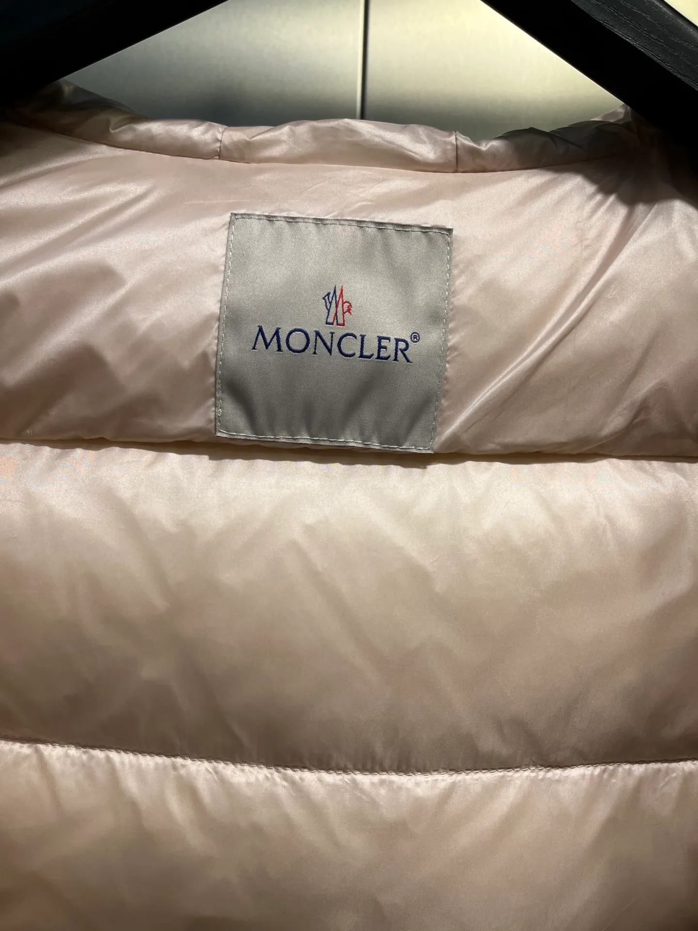 P1120 moncler🌟 New autumn and winter down jacket. Original custom-made hardware accessories are all imported and original customization. Welcome to compare. Absolutely high quality. Use top-grade 90 white duck down. Super soft. Filled with fluffy and full feathers. Super heavy work. Fabric workmanship is perfect. Note that the fabric is super comfortable. Exclusive size: 1234
