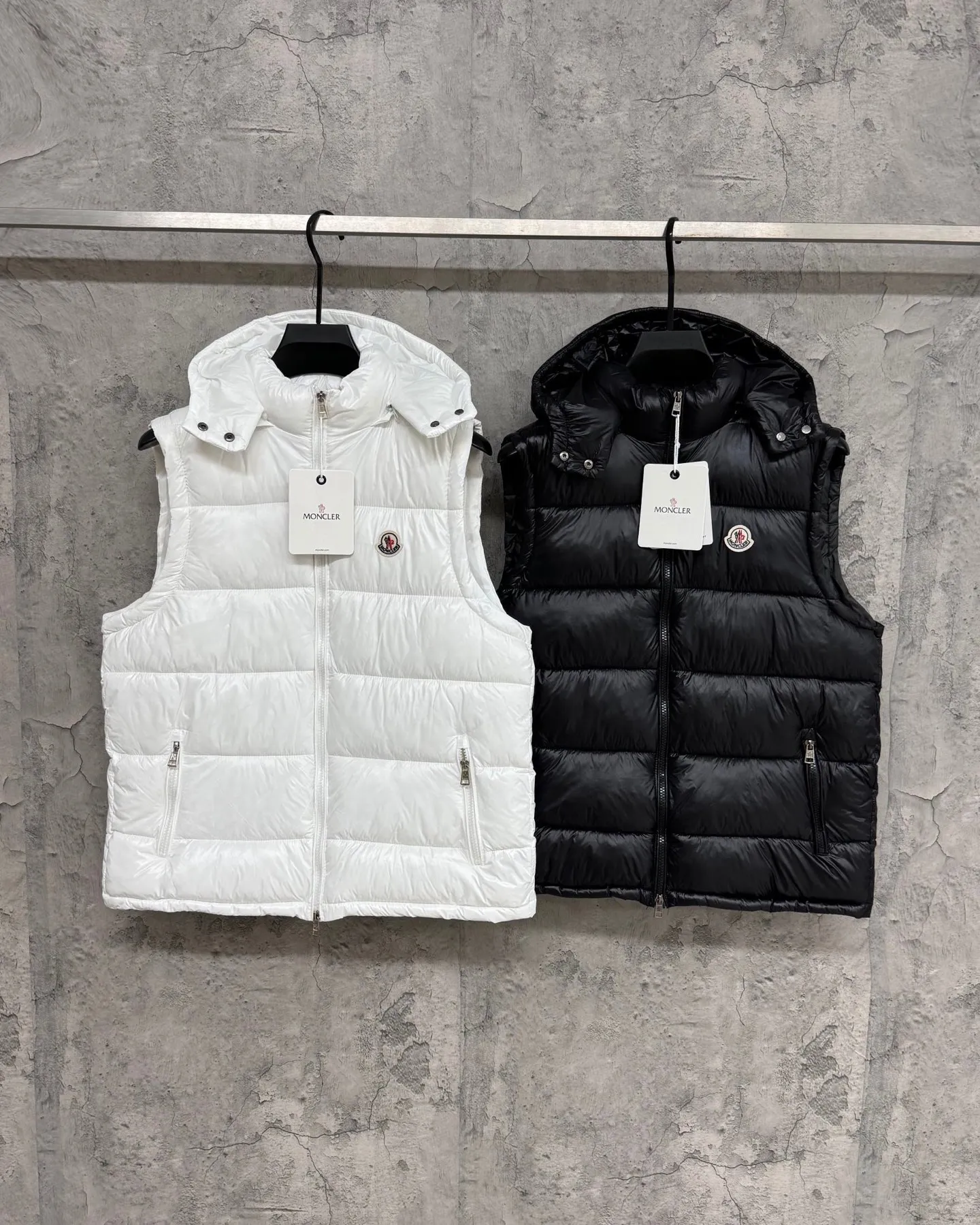 P260 Moncler/Moncler Maya down jacket vest for men and women, couples style, stand-up collar, buttoned zipper jacket, warm windproof vest. Moncler Ania down jacket vest, black glossy tear-proof fabric + high-quality goose down filling, perfect thermal insulation! Zipper opening and closing, practical and flexible. The Moncler logo on the front is simple and elegant, with exquisite details and smooth and durable hardware. It can be easily controlled for daily commuting and outdoor activities, and it is very fashionable when paired with a jacket or turtleneck~ The ace color with hidden edge, effortless control of the whole scene. The chest LOGO can be authenticated at a touch, and technology crowns luxury. Style number: A108# Color: black white Size: S-XXL Length Bust Shoulder width S 66 114 44.5 M 68 119 46 L 70 124 47.5 XL 72 129 49 XXL 74 134 50.5