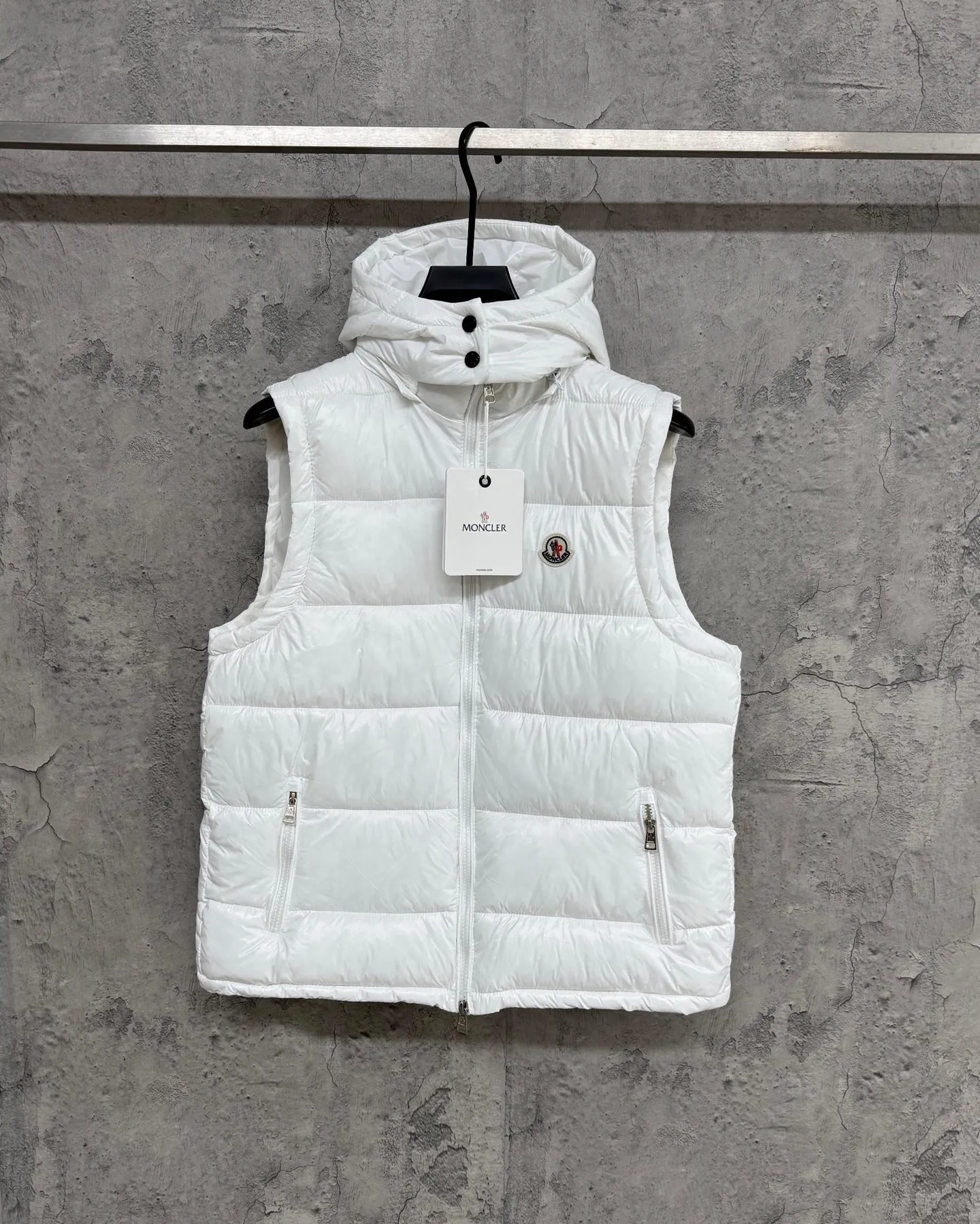 P260 Moncler/Moncler Maya down jacket vest for men and women, couples style, stand-up collar, buttoned zipper jacket, warm windproof vest. Moncler Ania down jacket vest, black glossy tear-proof fabric + high-quality goose down filling, perfect thermal insulation! Zipper opening and closing, practical and flexible. The Moncler logo on the front is simple and elegant, with exquisite details and smooth and durable hardware. It can be easily controlled for daily commuting and outdoor activities, and it is very fashionable when paired with a jacket or turtleneck~ The ace color with hidden edge, effortless control of the whole scene. The chest LOGO can be authenticated at a touch, and technology crowns luxury. Style number: A108# Color: black white Size: S-XXL Length Bust Shoulder width S 66 114 44.5 M 68 119 46 L 70 124 47.5 XL 72 129 49 XXL 74 134 50.5