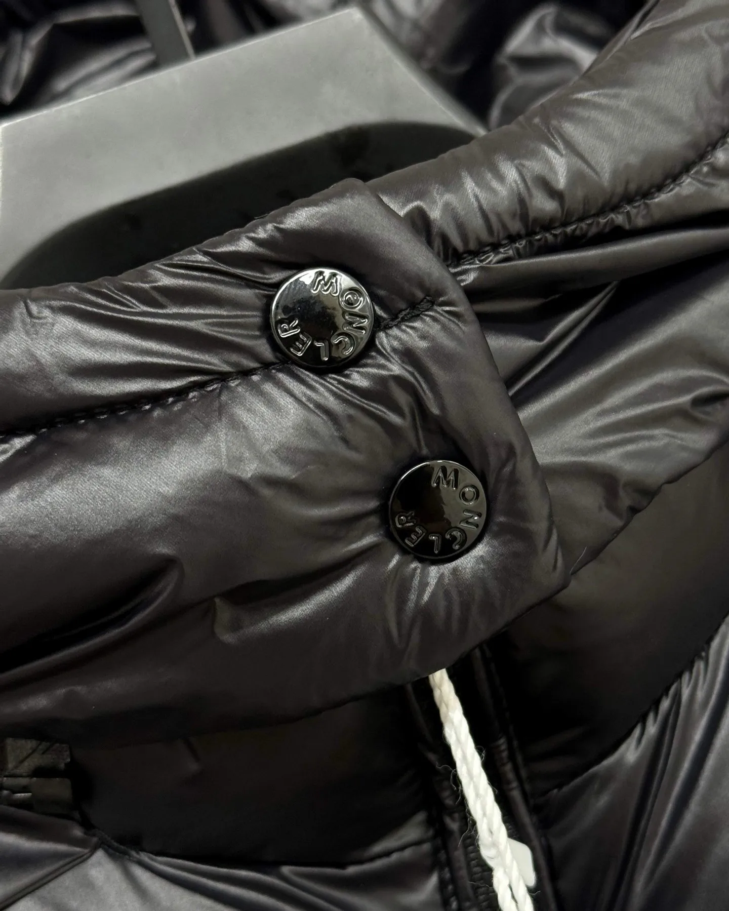 P260 Moncler/Moncler Maya down jacket vest for men and women, couples style, stand-up collar, buttoned zipper jacket, warm windproof vest. Moncler Ania down jacket vest, black glossy tear-proof fabric + high-quality goose down filling, perfect thermal insulation! Zipper opening and closing, practical and flexible. The Moncler logo on the front is simple and elegant, with exquisite details and smooth and durable hardware. It can be easily controlled for daily commuting and outdoor activities, and it is very fashionable when paired with a jacket or turtleneck~ The ace color with hidden edge, effortless control of the whole scene. The chest LOGO can be authenticated at a touch, and technology crowns luxury. Style number: A108# Color: black white Size: S-XXL Length Bust Shoulder width S 66 114 44.5 M 68 119 46 L 70 124 47.5 XL 72 129 49 XXL 74 134 50.5