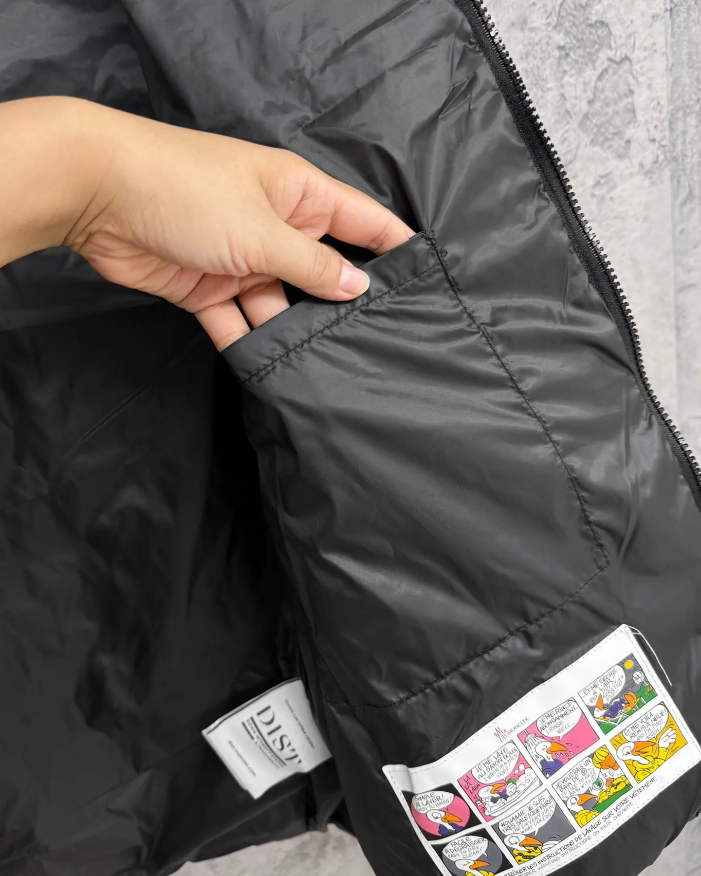 P260 Moncler/Moncler Maya down jacket vest for men and women, couples style, stand-up collar, buttoned zipper jacket, warm windproof vest. Moncler Ania down jacket vest, black glossy tear-proof fabric + high-quality goose down filling, perfect thermal insulation! Zipper opening and closing, practical and flexible. The Moncler logo on the front is simple and elegant, with exquisite details and smooth and durable hardware. It can be easily controlled for daily commuting and outdoor activities, and it is very fashionable when paired with a jacket or turtleneck~ The ace color with hidden edge, effortless control of the whole scene. The chest LOGO can be authenticated at a touch, and technology crowns luxury. Style number: A108# Color: black white Size: S-XXL Length Bust Shoulder width S 66 114 44.5 M 68 119 46 L 70 124 47.5 XL 72 129 49 XXL 74 134 50.5