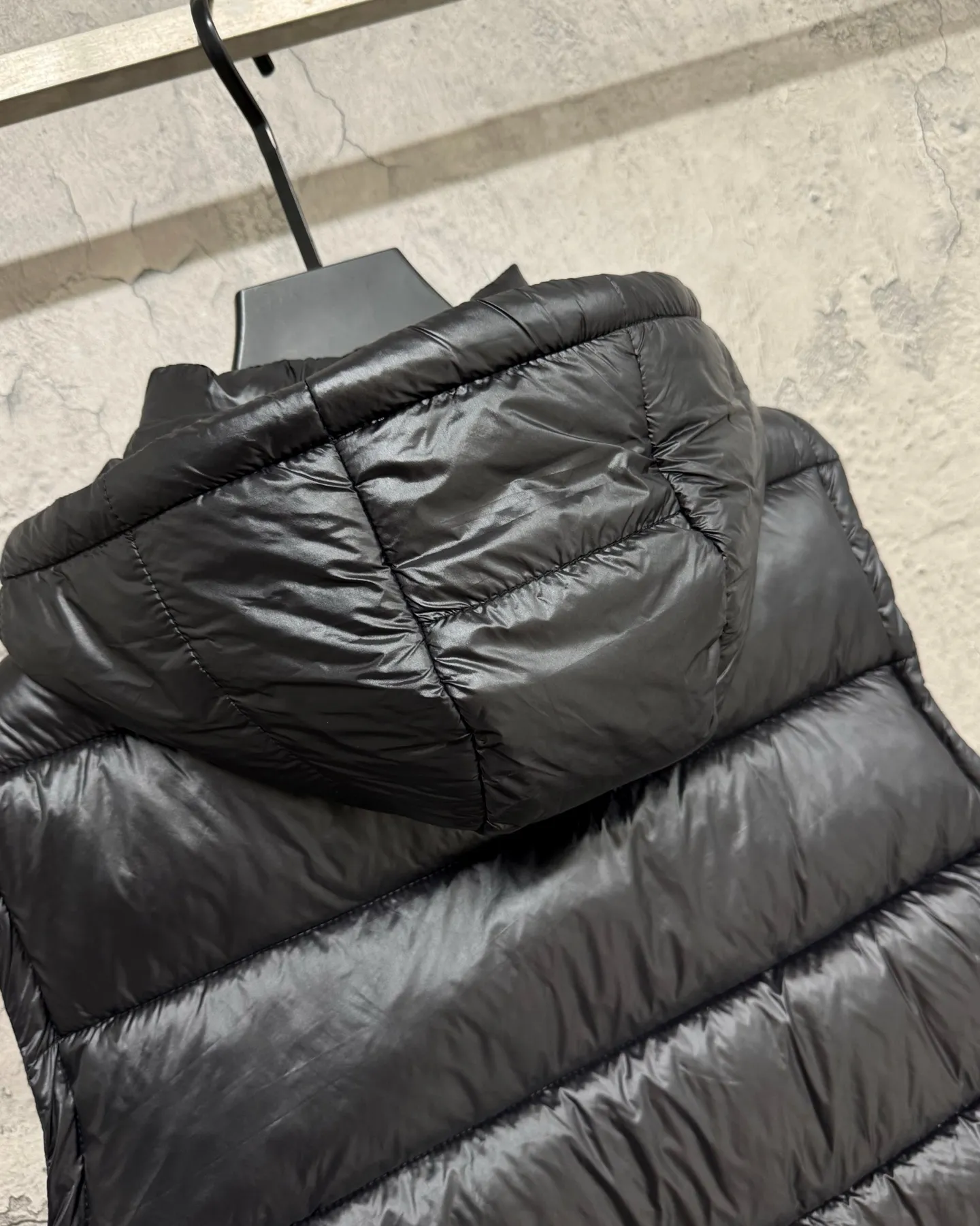P260 Moncler/Moncler Maya down jacket vest for men and women, couples style, stand-up collar, buttoned zipper jacket, warm windproof vest. Moncler Ania down jacket vest, black glossy tear-proof fabric + high-quality goose down filling, perfect thermal insulation! Zipper opening and closing, practical and flexible. The Moncler logo on the front is simple and elegant, with exquisite details and smooth and durable hardware. It can be easily controlled for daily commuting and outdoor activities, and it is very fashionable when paired with a jacket or turtleneck~ The ace color with hidden edge, effortless control of the whole scene. The chest LOGO can be authenticated at a touch, and technology crowns luxury. Style number: A108# Color: black white Size: S-XXL Length Bust Shoulder width S 66 114 44.5 M 68 119 46 L 70 124 47.5 XL 72 129 49 XXL 74 134 50.5
