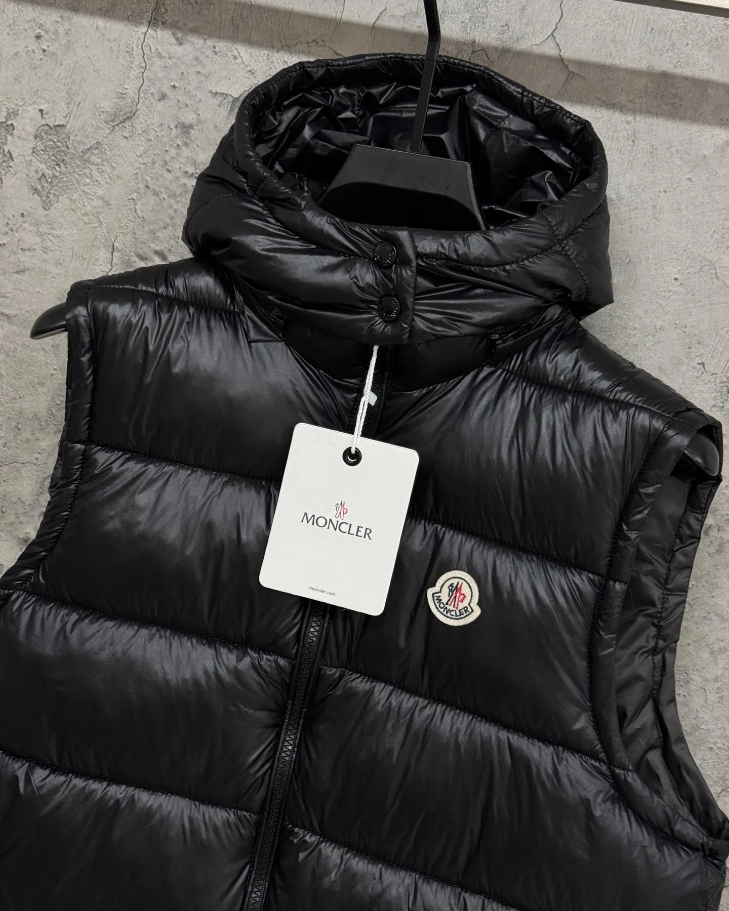 P260 Moncler/Moncler Maya down jacket vest for men and women, couples style, stand-up collar, buttoned zipper jacket, warm windproof vest. Moncler Ania down jacket vest, black glossy tear-proof fabric + high-quality goose down filling, perfect thermal insulation! Zipper opening and closing, practical and flexible. The Moncler logo on the front is simple and elegant, with exquisite details and smooth and durable hardware. It can be easily controlled for daily commuting and outdoor activities, and it is very fashionable when paired with a jacket or turtleneck~ The ace color with hidden edge, effortless control of the whole scene. The chest LOGO can be authenticated at a touch, and technology crowns luxury. Style number: A108# Color: black white Size: S-XXL Length Bust Shoulder width S 66 114 44.5 M 68 119 46 L 70 124 47.5 XL 72 129 49 XXL 74 134 50.5