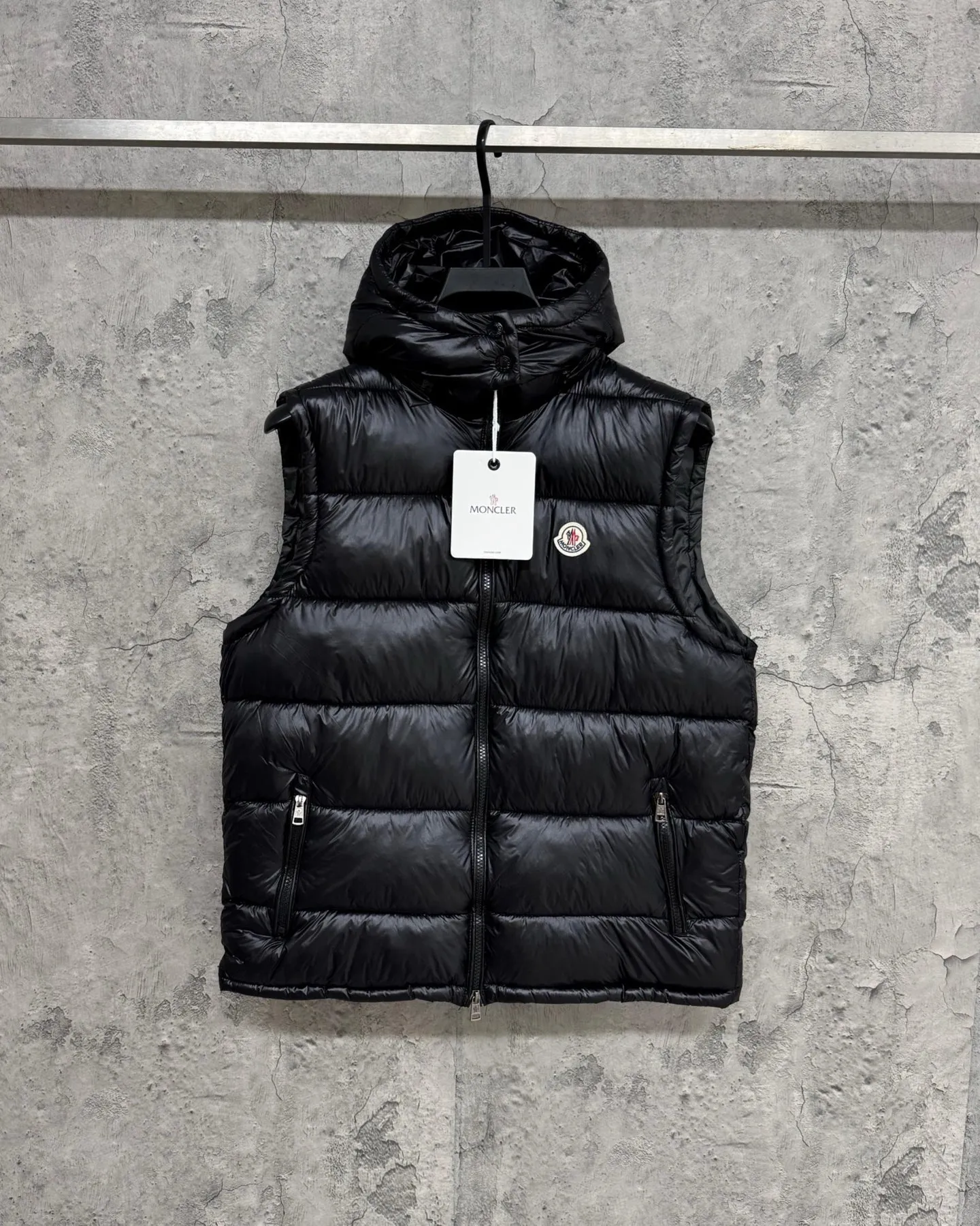 P260 Moncler/Moncler Maya down jacket vest for men and women, couples style, stand-up collar, buttoned zipper jacket, warm windproof vest. Moncler Ania down jacket vest, black glossy tear-proof fabric + high-quality goose down filling, perfect thermal insulation! Zipper opening and closing, practical and flexible. The Moncler logo on the front is simple and elegant, with exquisite details and smooth and durable hardware. It can be easily controlled for daily commuting and outdoor activities, and it is very fashionable when paired with a jacket or turtleneck~ The ace color with hidden edge, effortless control of the whole scene. The chest LOGO can be authenticated at a touch, and technology crowns luxury. Style number: A108# Color: black white Size: S-XXL Length Bust Shoulder width S 66 114 44.5 M 68 119 46 L 70 124 47.5 XL 72 129 49 XXL 74 134 50.5