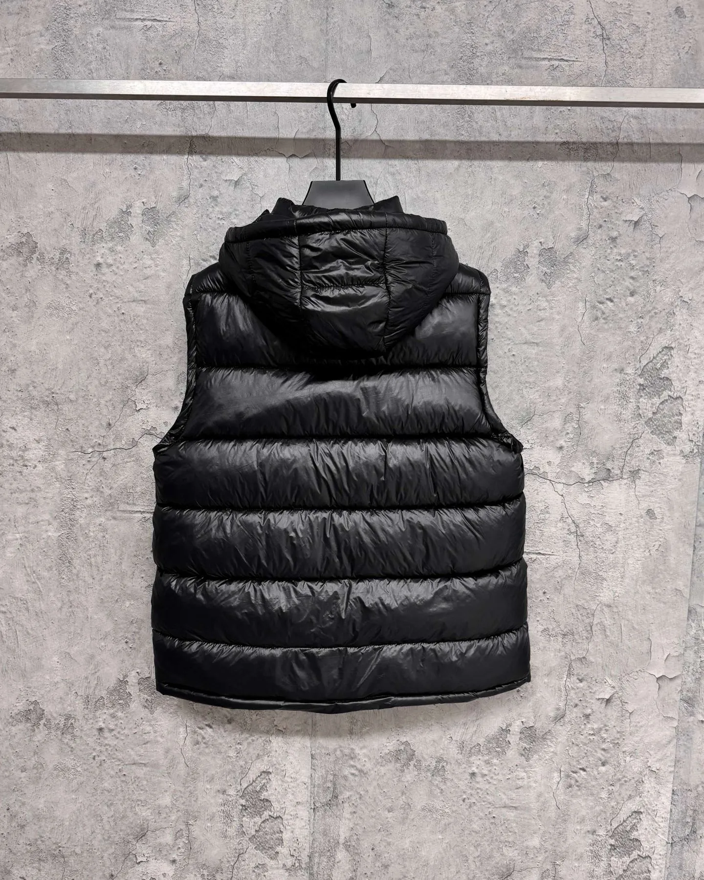 P260 Moncler/Moncler Maya down jacket vest for men and women, couples style, stand-up collar, buttoned zipper jacket, warm windproof vest. Moncler Ania down jacket vest, black glossy tear-proof fabric + high-quality goose down filling, perfect thermal insulation! Zipper opening and closing, practical and flexible. The Moncler logo on the front is simple and elegant, with exquisite details and smooth and durable hardware. It can be easily controlled for daily commuting and outdoor activities, and it is very fashionable when paired with a jacket or turtleneck~ The ace color with hidden edge, effortless control of the whole scene. The chest LOGO can be authenticated at a touch, and technology crowns luxury. Style number: A108# Color: black white Size: S-XXL Length Bust Shoulder width S 66 114 44.5 M 68 119 46 L 70 124 47.5 XL 72 129 49 XXL 74 134 50.5