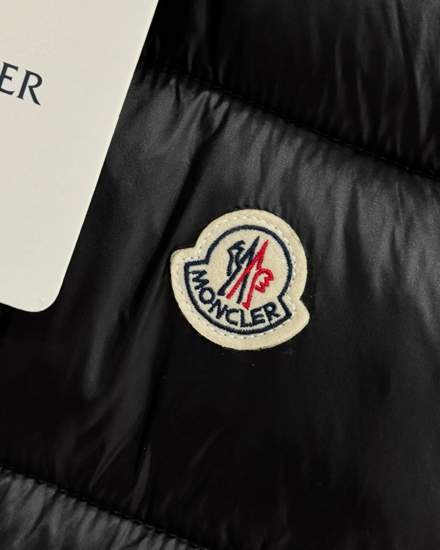 P260 Moncler/Moncler Maya down jacket vest for men and women, couples style, stand-up collar, buttoned zipper jacket, warm windproof vest. Moncler Ania down jacket vest, black glossy tear-proof fabric + high-quality goose down filling, perfect thermal insulation! Zipper opening and closing, practical and flexible. The Moncler logo on the front is simple and elegant, with exquisite details and smooth and durable hardware. It can be easily controlled for daily commuting and outdoor activities, and it is very fashionable when paired with a jacket or turtleneck~ The ace color with hidden edge, effortless control of the whole scene. The chest LOGO can be authenticated at a touch, and technology crowns luxury. Style number: A108# Color: black white Size: S-XXL Length Bust Shoulder width S 66 114 44.5 M 68 119 46 L 70 124 47.5 XL 72 129 49 XXL 74 134 50.5