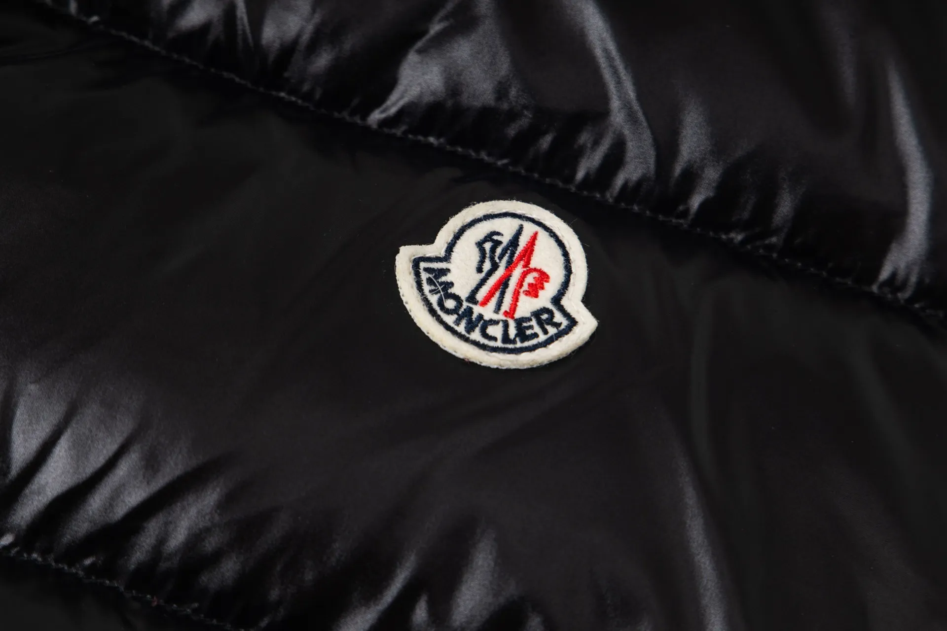 P550 model number: G115 Moncler's new stand-up collar vest down jacket top 1️⃣The fabric is made of advanced custom-made bright nylon and is completely the same as the original version. The fabric details and hardware are truly the same as the original version, and the details are impeccable! 2️⃣It is very youthful and energetic, and can be easily worn by both men and women. It is very in line with the fashion aesthetic concepts of today's young people! 3️⃣Full set of customized accessories, complete with three standards, same style for men and women, a must-have for couples. Color: black, white, size: 1.2.3.4.5.6