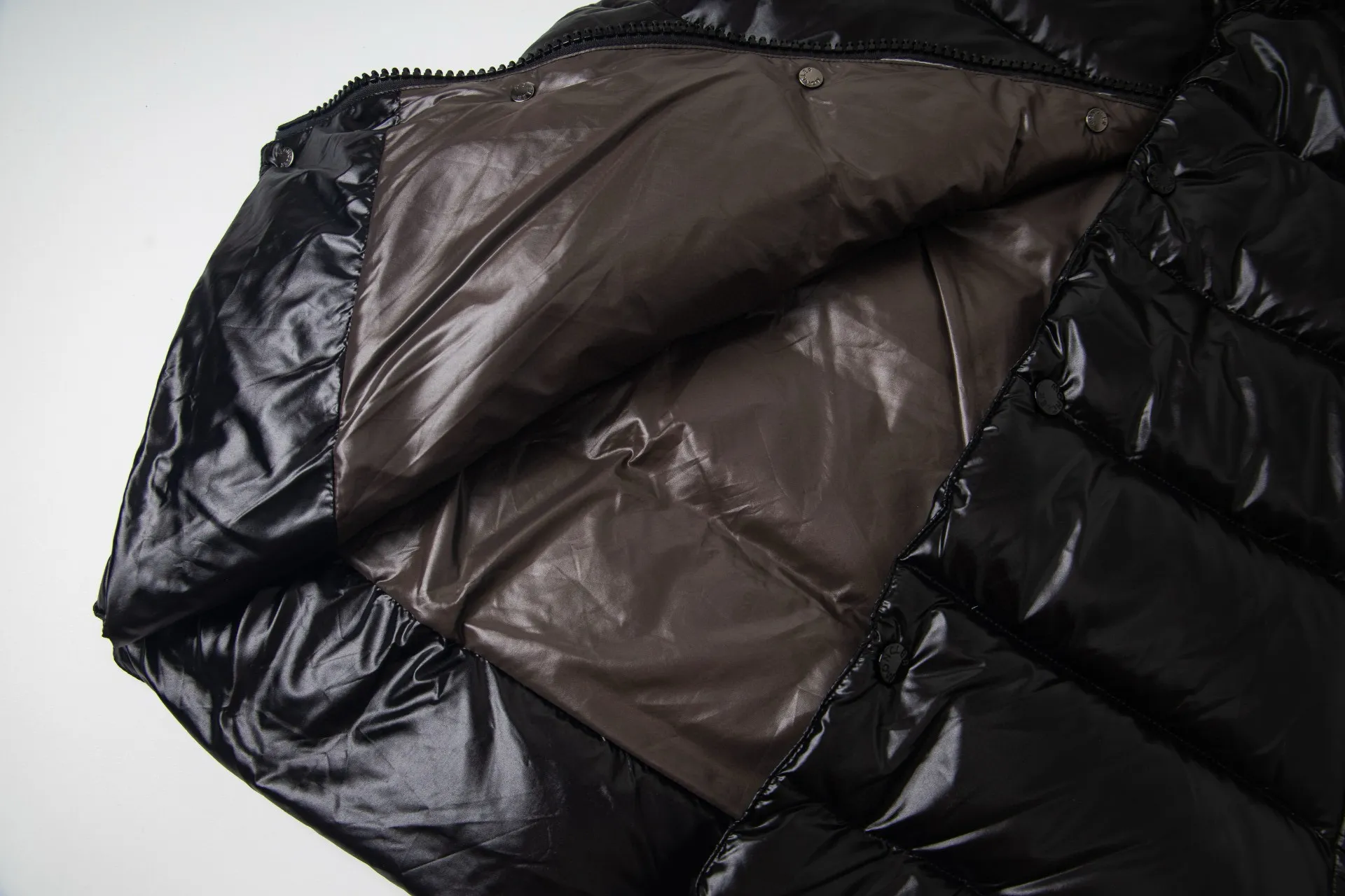 P550 model number: G115 Moncler's new stand-up collar vest down jacket top 1️⃣The fabric is made of advanced custom-made bright nylon and is completely the same as the original version. The fabric details and hardware are truly the same as the original version, and the details are impeccable! 2️⃣It is very youthful and energetic, and can be easily worn by both men and women. It is very in line with the fashion aesthetic concepts of today's young people! 3️⃣Full set of customized accessories, complete with three standards, same style for men and women, a must-have for couples. Color: black, white, size: 1.2.3.4.5.6