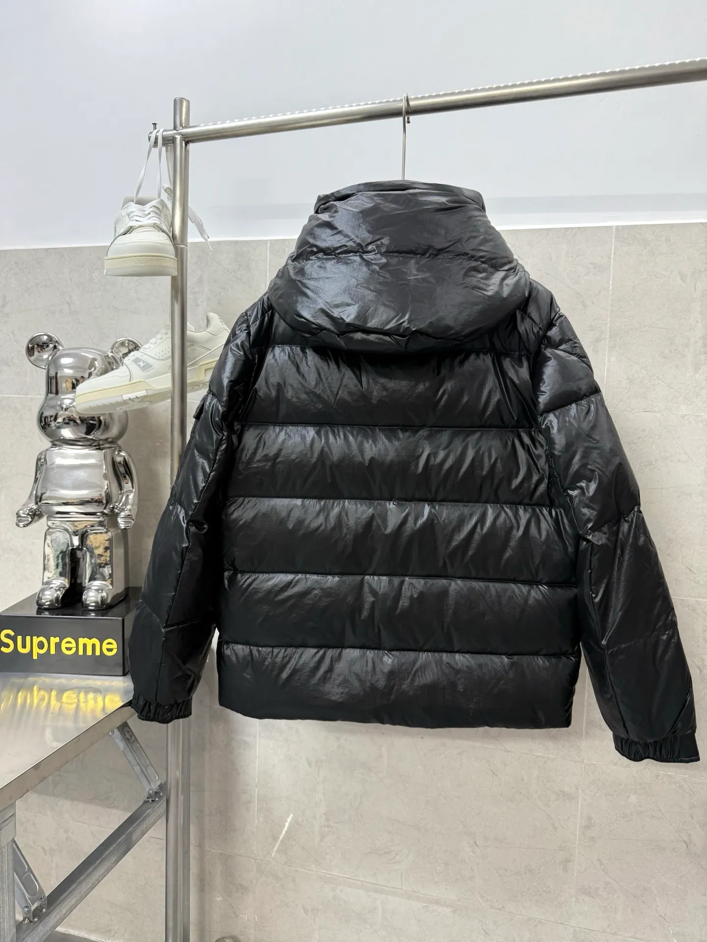 P820 ​​Moncler Maya 70th Anniversary Hooded Down Jacket The Moncler Maya down jacket is specially reinterpreted to celebrate Moncler's 70th anniversary. The iconic style is refreshed in new colors. A classic example of the brand's DNA, it's made from shiny lacquered nylon and embellished with signature rectangular quilting. A classic cropped design that transcends seasons and styles, it features a statement silhouette, removable hood and adjustable hem. The sleeves are decorated with the brand's signature classic patch pockets and a patchwork logo specially designed to celebrate the 70th anniversary. Color: Black Basalt Gray Size: 12345