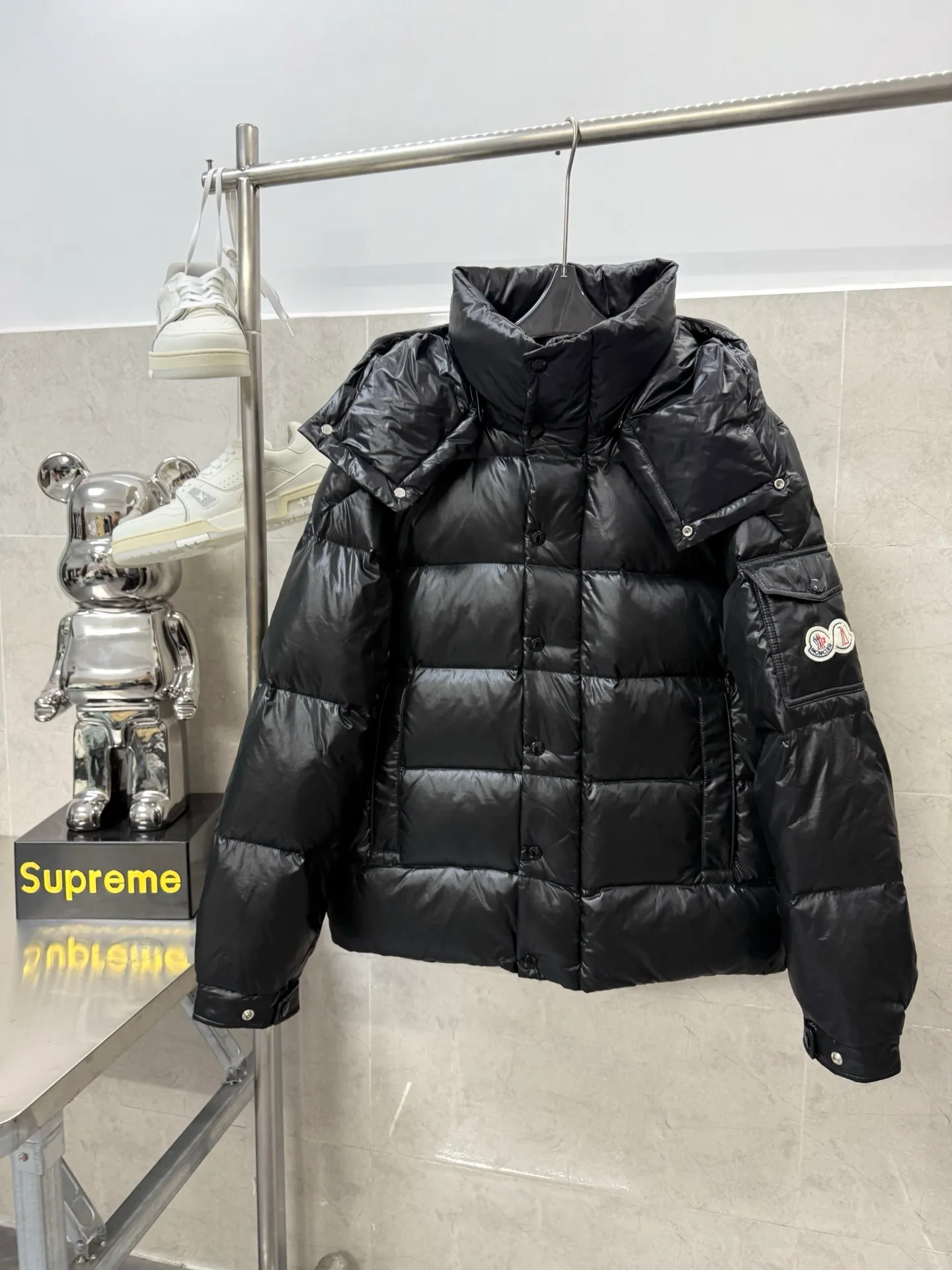 P820 ​​Moncler Maya 70th Anniversary Hooded Down Jacket The Moncler Maya down jacket is specially reinterpreted to celebrate Moncler's 70th anniversary. The iconic style is refreshed in new colors. A classic example of the brand's DNA, it's made from shiny lacquered nylon and embellished with signature rectangular quilting. A classic cropped design that transcends seasons and styles, it features a statement silhouette, removable hood and adjustable hem. The sleeves are decorated with the brand's signature classic patch pockets and a patchwork logo specially designed to celebrate the 70th anniversary. Color: Black Basalt Gray Size: 12345