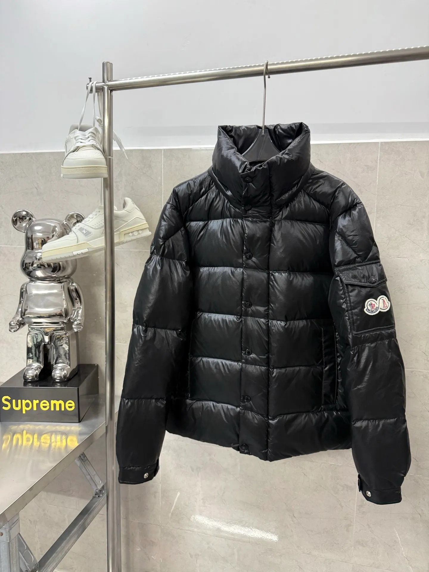P820 ​​Moncler Maya 70th Anniversary Hooded Down Jacket The Moncler Maya down jacket is specially reinterpreted to celebrate Moncler's 70th anniversary. The iconic style is refreshed in new colors. A classic example of the brand's DNA, it's made from shiny lacquered nylon and embellished with signature rectangular quilting. A classic cropped design that transcends seasons and styles, it features a statement silhouette, removable hood and adjustable hem. The sleeves are decorated with the brand's signature classic patch pockets and a patchwork logo specially designed to celebrate the 70th anniversary. Color: Black Basalt Gray Size: 12345