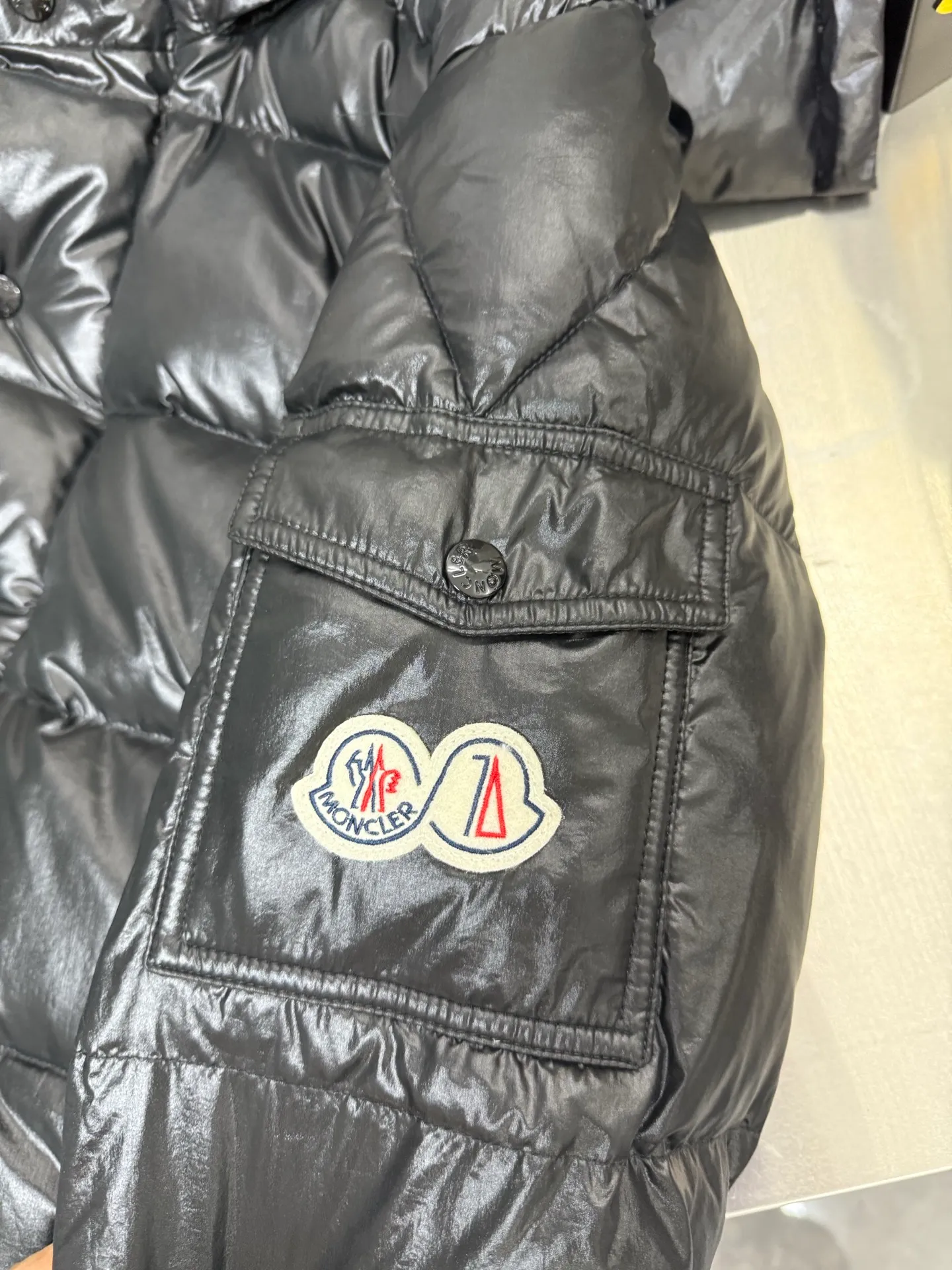 P820 ​​Moncler Maya 70th Anniversary Hooded Down Jacket The Moncler Maya down jacket is specially reinterpreted to celebrate Moncler's 70th anniversary. The iconic style is refreshed in new colors. A classic example of the brand's DNA, it's made from shiny lacquered nylon and embellished with signature rectangular quilting. A classic cropped design that transcends seasons and styles, it features a statement silhouette, removable hood and adjustable hem. The sleeves are decorated with the brand's signature classic patch pockets and a patchwork logo specially designed to celebrate the 70th anniversary. Color: Black Basalt Gray Size: 12345