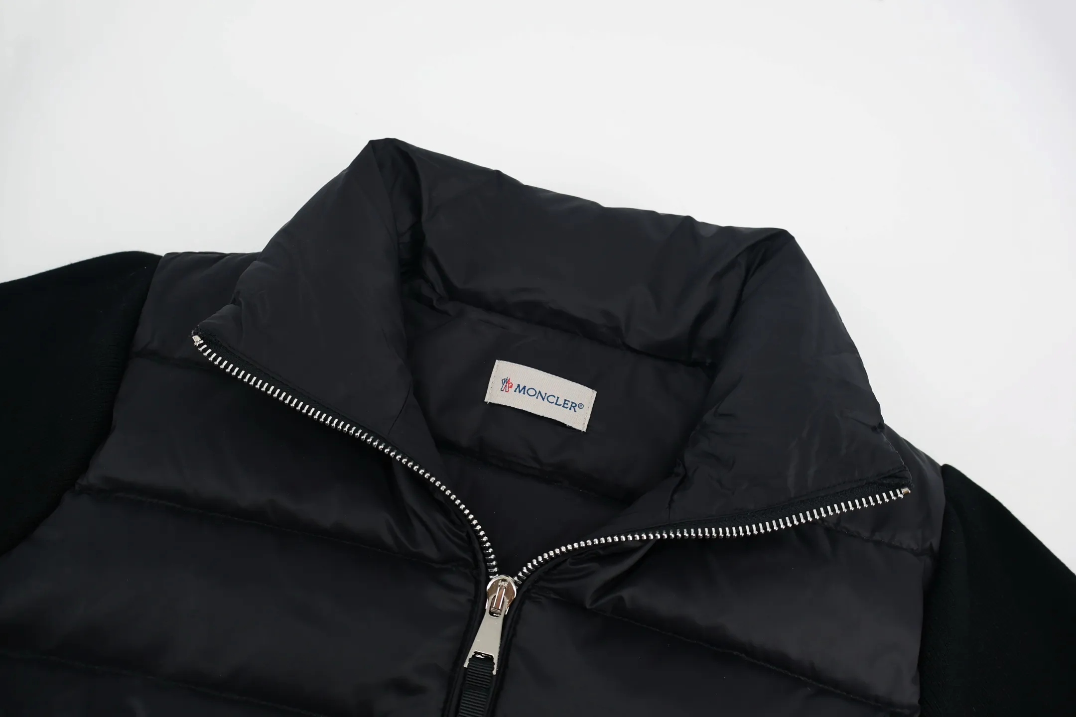 P870 Moncler Woolen Splicing Women's Down Jacket (Black) The original version was purchased for 7,675 and developed. It is made of nylon and polyester composite fabrics. It uses precision textile technology to create a surface layer that is both wear-resistant, windproof and light. It gives the fabric tear resistance and is suitable for the durability requirements of daily wear. The zoned quilting and down filling technology uses precise quilting thread layout to evenly lock 90 white goose down in each "down bin". This process not only prevents the down material from shifting and clumping during wearing, but also maximizes the fluffiness and warmth of goose down; the brand logo patch on the chest is exquisitely arranged and has a high-quality texture; the long-sleeved rib cuffs achieve a fitted version through three-dimensional cutting technology. The elasticity of the rib fabric complements the crispness of the down jacket body. The overall wiring is straight and delicate, the fabric is comfortable and soft, and the color is consistent without color difference. It can be matched with the same style to create a fashionable look and suit various occasions. Customized accessories and complete three standards. Size:S-M-L