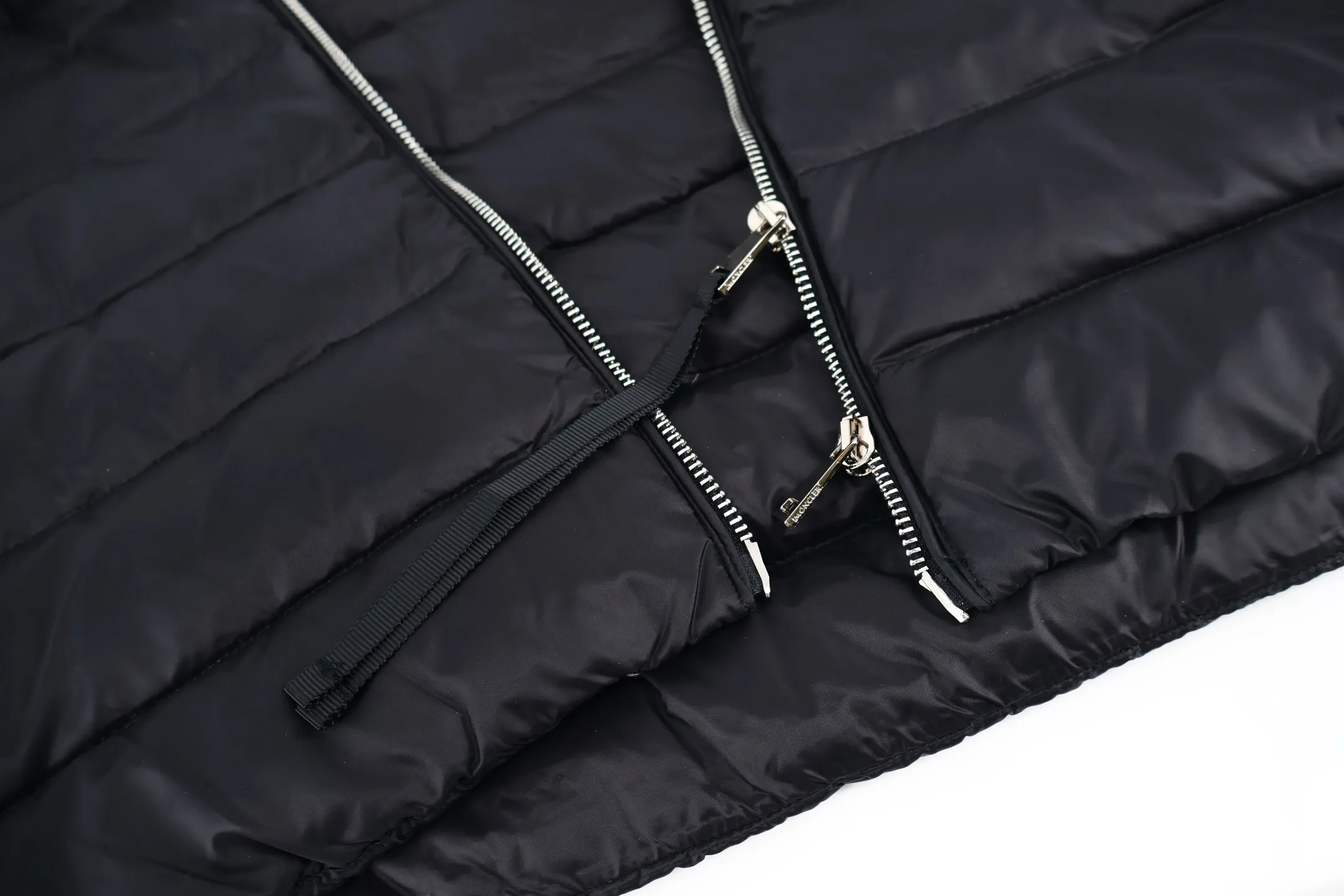 P870 Moncler Woolen Splicing Women's Down Jacket (Black) The original version was purchased for 7,675 and developed. It is made of nylon and polyester composite fabrics. It uses precision textile technology to create a surface layer that is both wear-resistant, windproof and light. It gives the fabric tear resistance and is suitable for the durability requirements of daily wear. The zoned quilting and down filling technology uses precise quilting thread layout to evenly lock 90 white goose down in each "down bin". This process not only prevents the down material from shifting and clumping during wearing, but also maximizes the fluffiness and warmth of goose down; the brand logo patch on the chest is exquisitely arranged and has a high-quality texture; the long-sleeved rib cuffs achieve a fitted version through three-dimensional cutting technology. The elasticity of the rib fabric complements the crispness of the down jacket body. The overall wiring is straight and delicate, the fabric is comfortable and soft, and the color is consistent without color difference. It can be matched with the same style to create a fashionable look and suit various occasions. Customized accessories and complete three standards. Size:S-M-L