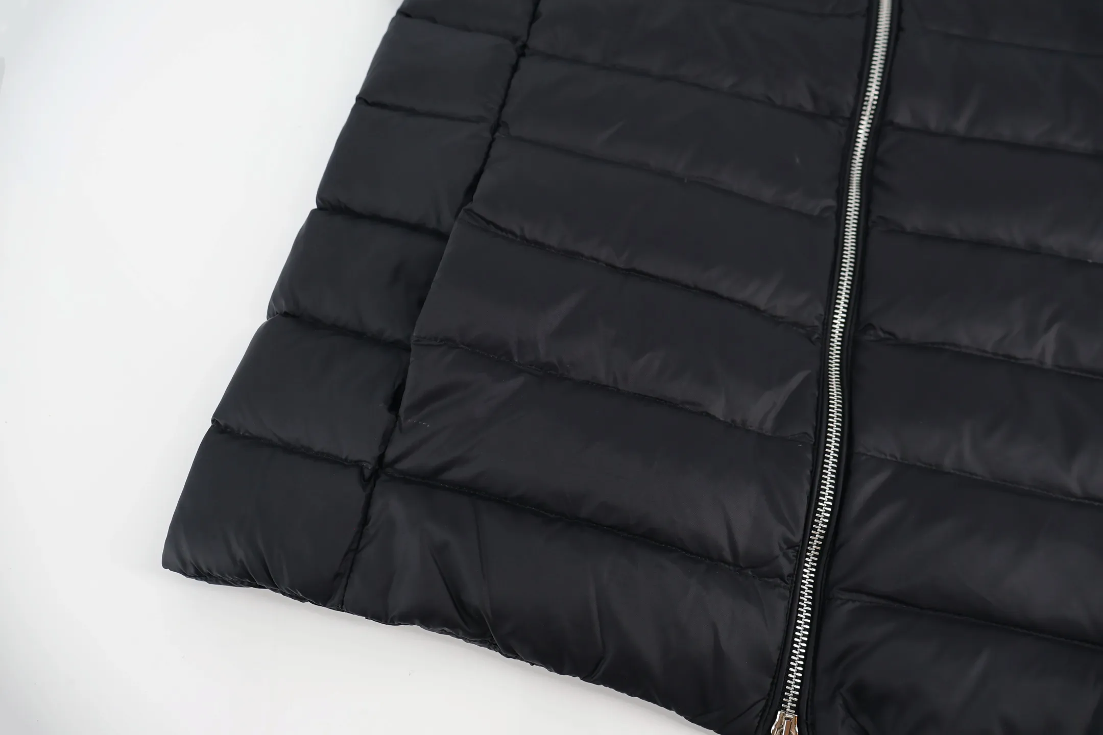 P870 Moncler Woolen Splicing Women's Down Jacket (Black) The original version was purchased for 7,675 and developed. It is made of nylon and polyester composite fabrics. It uses precision textile technology to create a surface layer that is both wear-resistant, windproof and light. It gives the fabric tear resistance and is suitable for the durability requirements of daily wear. The zoned quilting and down filling technology uses precise quilting thread layout to evenly lock 90 white goose down in each "down bin". This process not only prevents the down material from shifting and clumping during wearing, but also maximizes the fluffiness and warmth of goose down; the brand logo patch on the chest is exquisitely arranged and has a high-quality texture; the long-sleeved rib cuffs achieve a fitted version through three-dimensional cutting technology. The elasticity of the rib fabric complements the crispness of the down jacket body. The overall wiring is straight and delicate, the fabric is comfortable and soft, and the color is consistent without color difference. It can be matched with the same style to create a fashionable look and suit various occasions. Customized accessories and complete three standards. Size:S-M-L