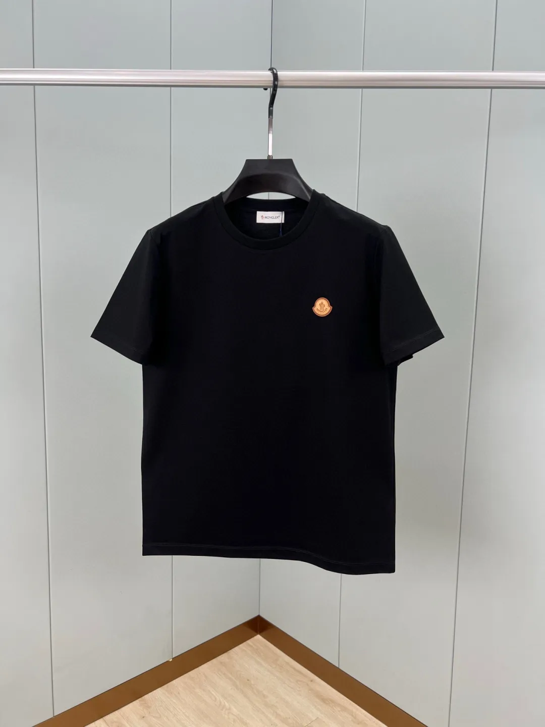 P170 Moncler spring and summer men's short-sleeved T-shirt with leather badge logo. The leather brand element logo on the front is a versatile item, highlighting brand recognition. The minimalist style design reveals a high-end and versatile temperament. Customized high-count and high-density 80-count double-strand mercerized cotton fabric. The upper body is comfortable and breathable, and the fabric is delicate and slightly elastic; black white S～XXL