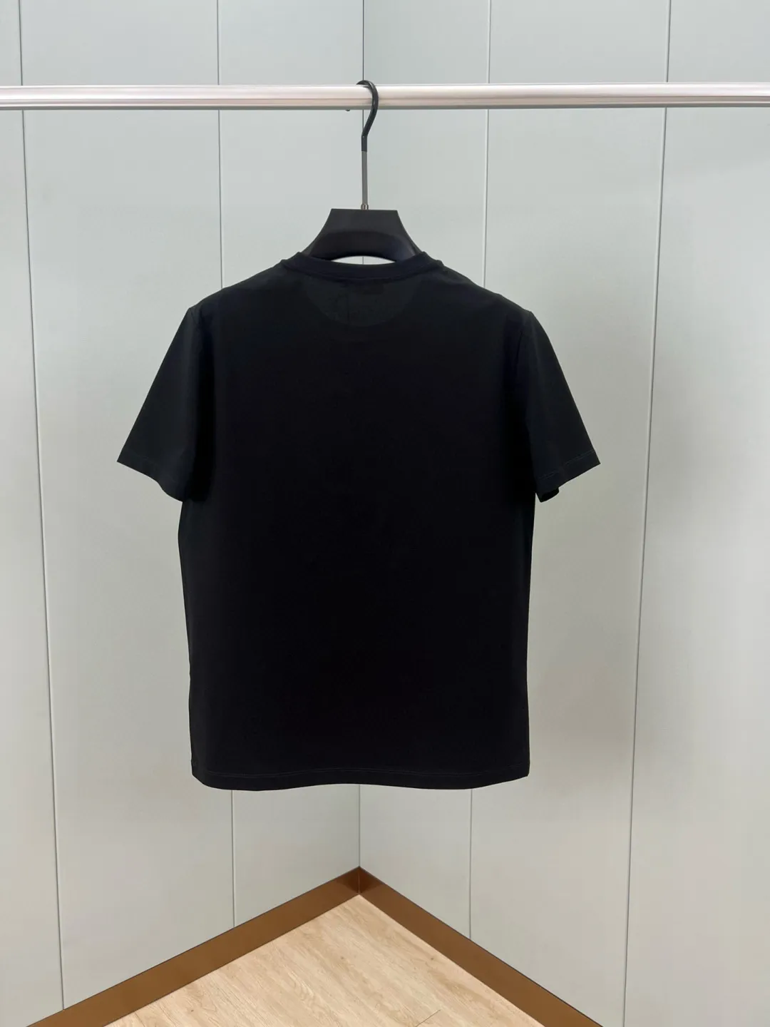 P170 Moncler spring and summer men's short-sleeved T-shirt with leather badge logo. The leather brand element logo on the front is a versatile item, highlighting brand recognition. The minimalist style design reveals a high-end and versatile temperament. Customized high-count and high-density 80-count double-strand mercerized cotton fabric. The upper body is comfortable and breathable, and the fabric is delicate and slightly elastic; black white S～XXL
