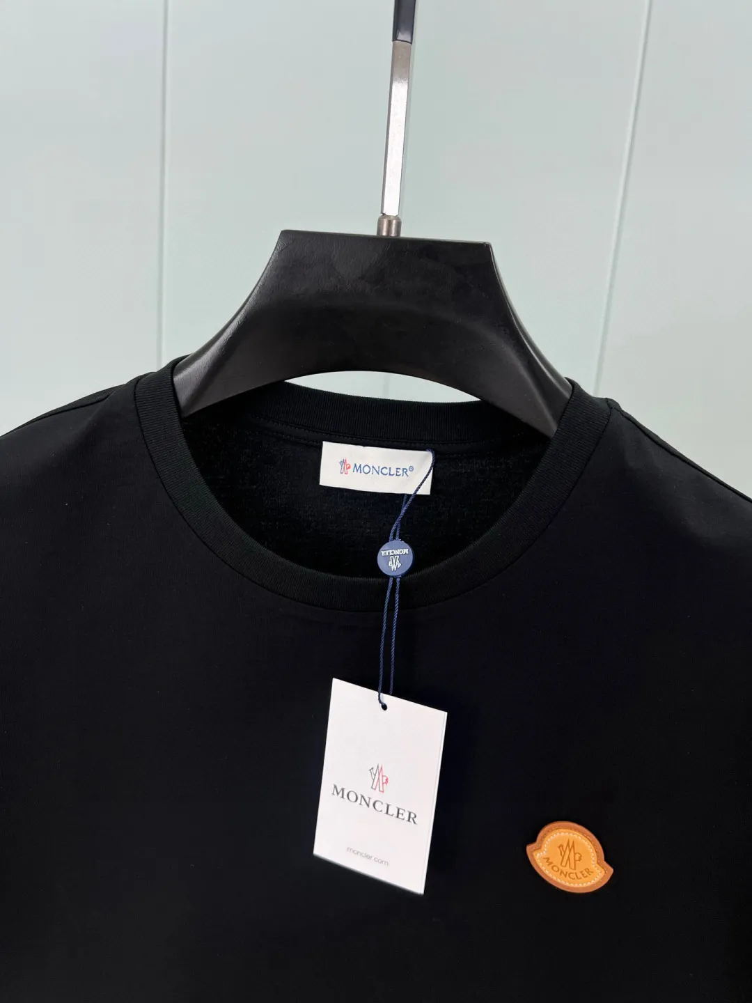 P170 Moncler spring and summer men's short-sleeved T-shirt with leather badge logo. The leather brand element logo on the front is a versatile item, highlighting brand recognition. The minimalist style design reveals a high-end and versatile temperament. Customized high-count and high-density 80-count double-strand mercerized cotton fabric. The upper body is comfortable and breathable, and the fabric is delicate and slightly elastic; black white S～XXL