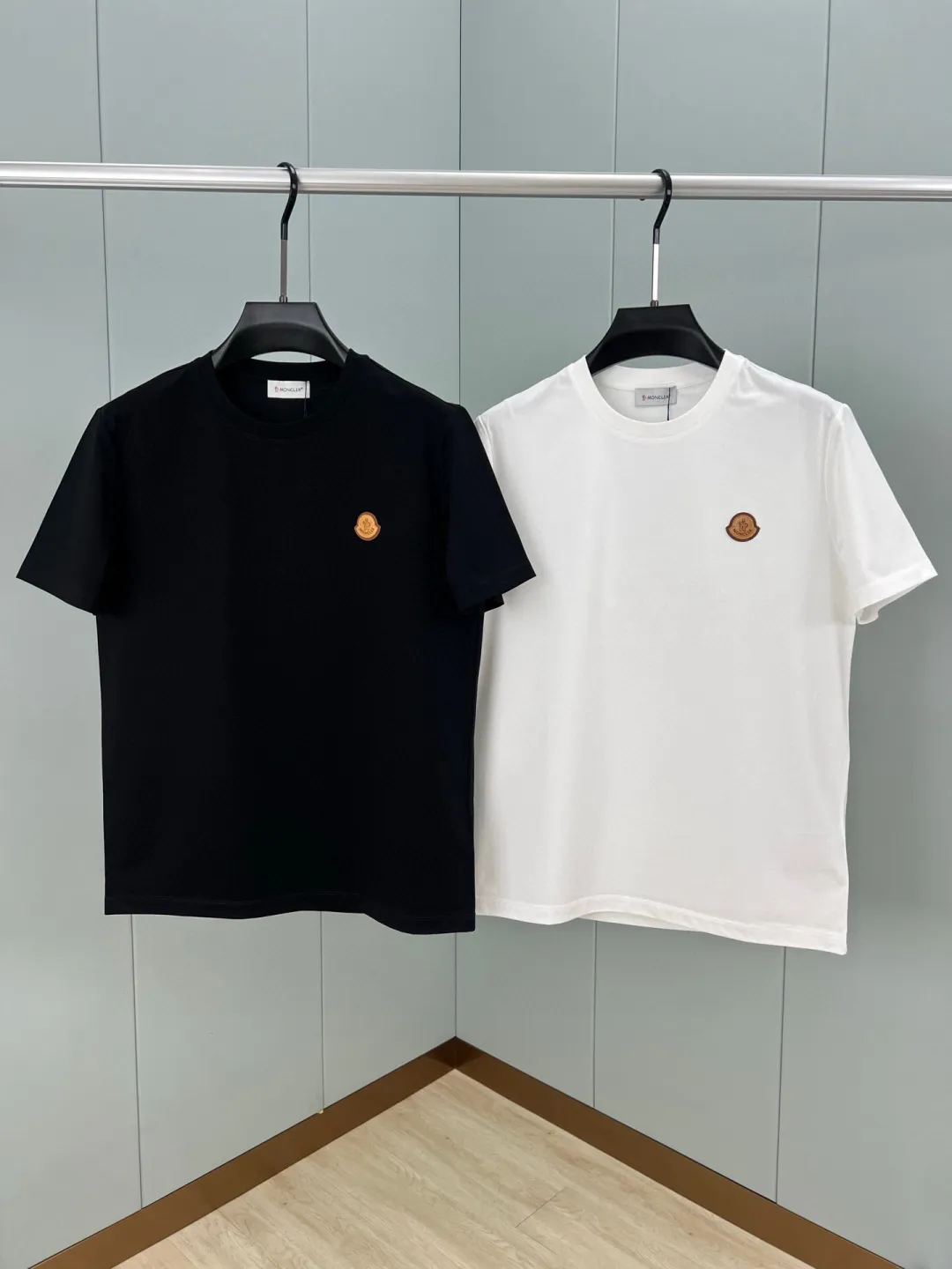 P170 Moncler spring and summer men's short-sleeved T-shirt with leather badge logo. The leather brand element logo on the front is a versatile item, highlighting brand recognition. The minimalist style design reveals a high-end and versatile temperament. Customized high-count and high-density 80-count double-strand mercerized cotton fabric. The upper body is comfortable and breathable, and the fabric is delicate and slightly elastic; black white S～XXL
