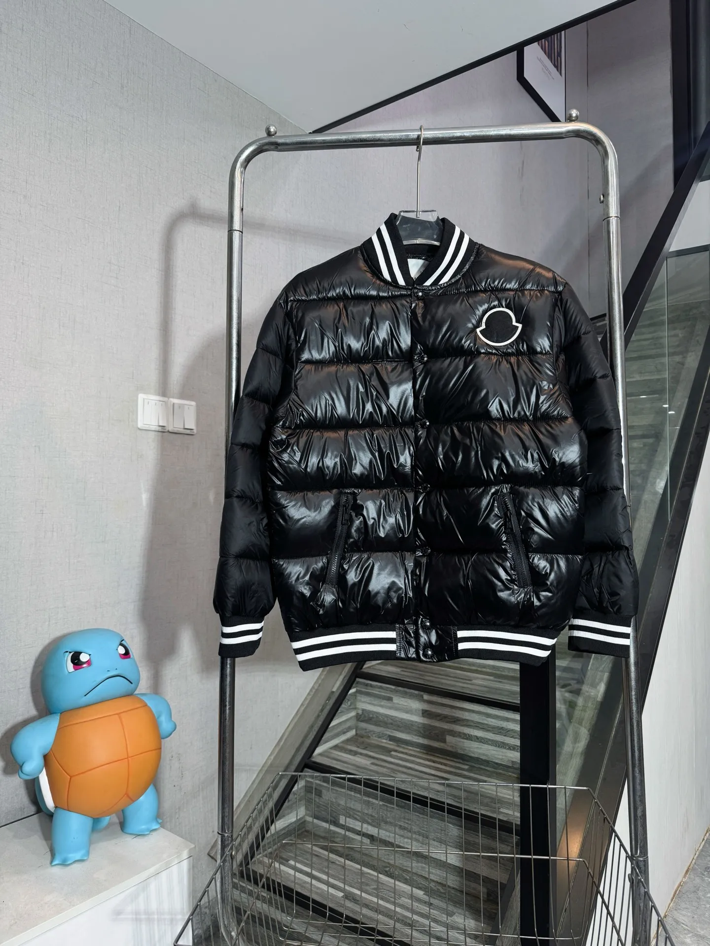 P380 model number: HE413 MONCLER-muzzled chest black label shiny down cotton baseball jersey The fabric is made of polyester nylon shiny material, which is windproof and cold-proof in winter. The inner filling is made of down cotton to keep the upper body warm and comfortable in winter. The inner part is made of two layers of anti-velvet single cloth to prevent velvet and velvet. The collar and hem are made of classic elastic threads with black and white color matching. The color contrast effect is very beautiful. The original small letter buttons are customized and made by a big factory. You can buy it with confidence. It has the original original label and all three labels.  Color: Black Size: S M L XL XXL