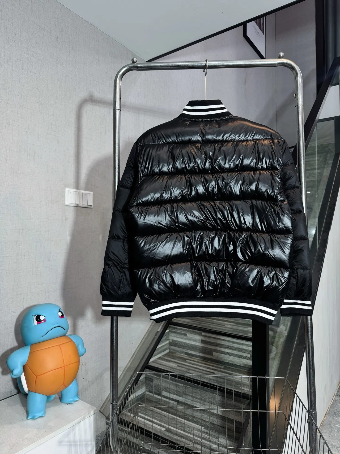P380 model number: HE413 MONCLER-muzzled chest black label shiny down cotton baseball jersey The fabric is made of polyester nylon shiny material, which is windproof and cold-proof in winter. The inner filling is made of down cotton to keep the upper body warm and comfortable in winter. The inner part is made of two layers of anti-velvet single cloth to prevent velvet and velvet. The collar and hem are made of classic elastic threads with black and white color matching. The color contrast effect is very beautiful. The original small letter buttons are customized and made by a big factory. You can buy it with confidence. It has the original original label and all three labels.  Color: Black Size: S M L XL XXL
