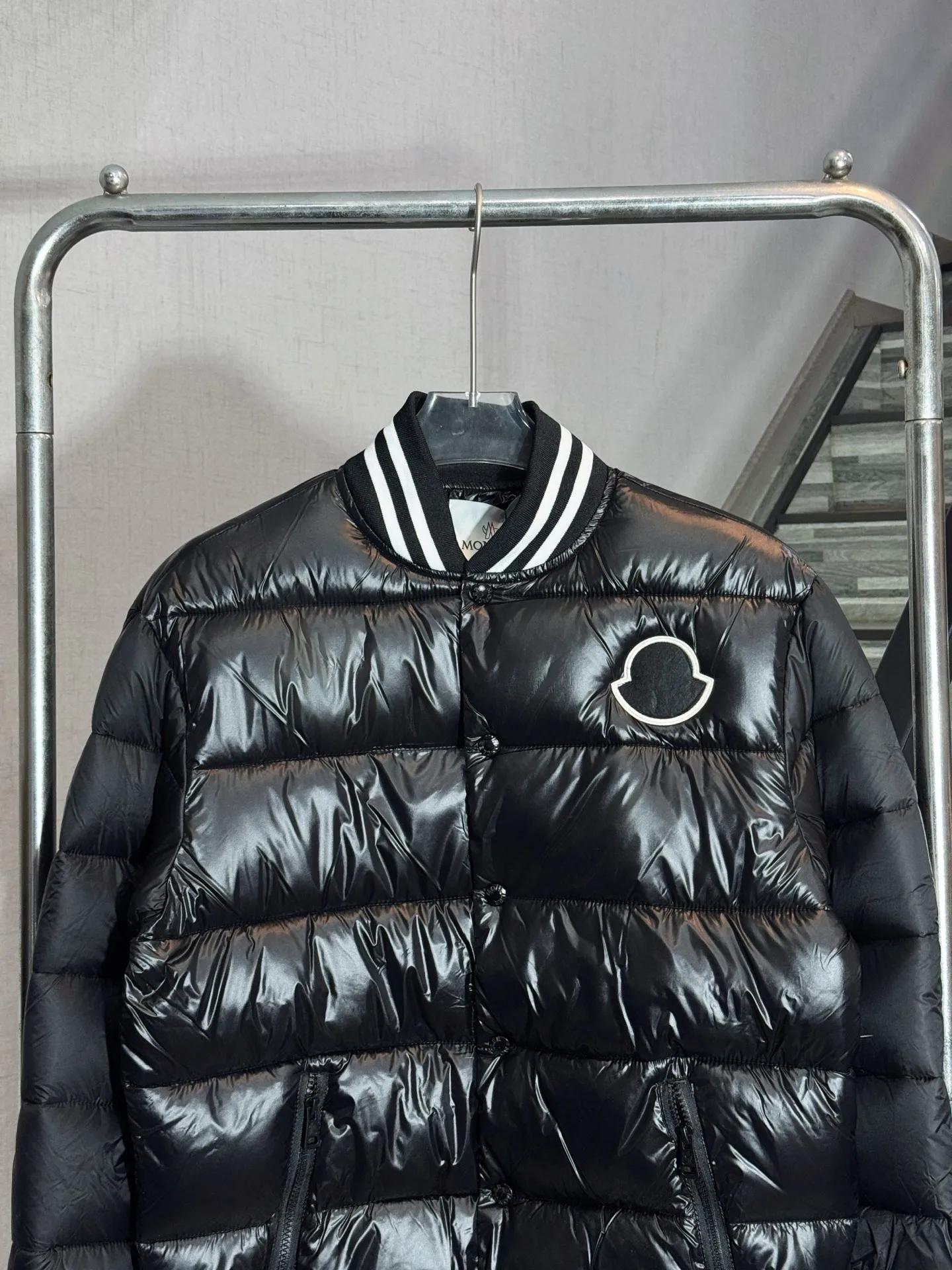 P380 model number: HE413 MONCLER-muzzled chest black label shiny down cotton baseball jersey The fabric is made of polyester nylon shiny material, which is windproof and cold-proof in winter. The inner filling is made of down cotton to keep the upper body warm and comfortable in winter. The inner part is made of two layers of anti-velvet single cloth to prevent velvet and velvet. The collar and hem are made of classic elastic threads with black and white color matching. The color contrast effect is very beautiful. The original small letter buttons are customized and made by a big factory. You can buy it with confidence. It has the original original label and all three labels.  Color: Black Size: S M L XL XXL