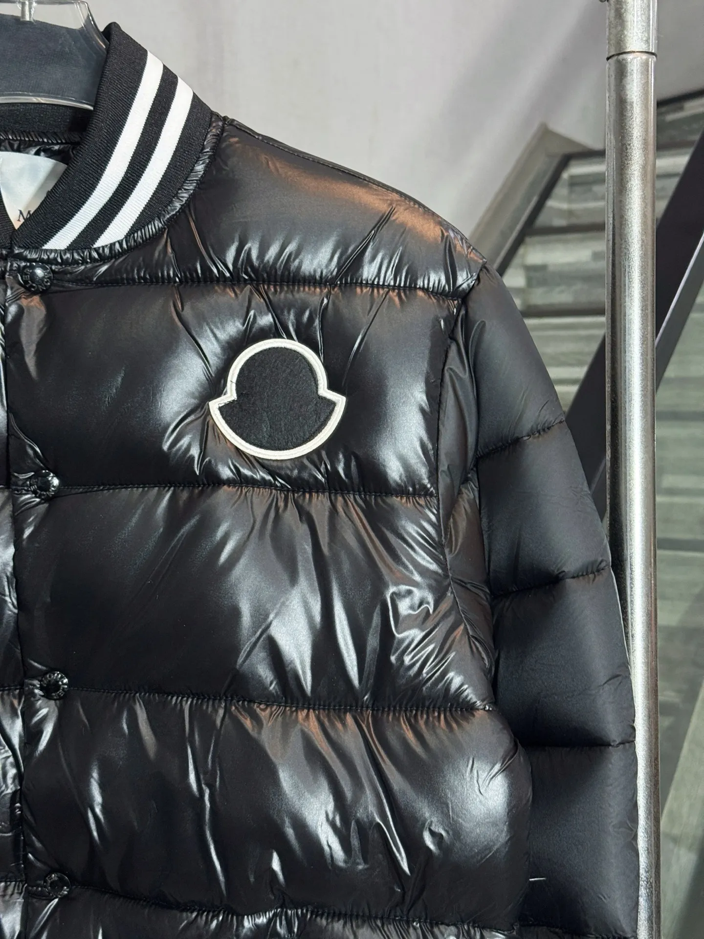 P380 model number: HE413 MONCLER-muzzled chest black label shiny down cotton baseball jersey The fabric is made of polyester nylon shiny material, which is windproof and cold-proof in winter. The inner filling is made of down cotton to keep the upper body warm and comfortable in winter. The inner part is made of two layers of anti-velvet single cloth to prevent velvet and velvet. The collar and hem are made of classic elastic threads with black and white color matching. The color contrast effect is very beautiful. The original small letter buttons are customized and made by a big factory. You can buy it with confidence. It has the original original label and all three labels.  Color: Black Size: S M L XL XXL
