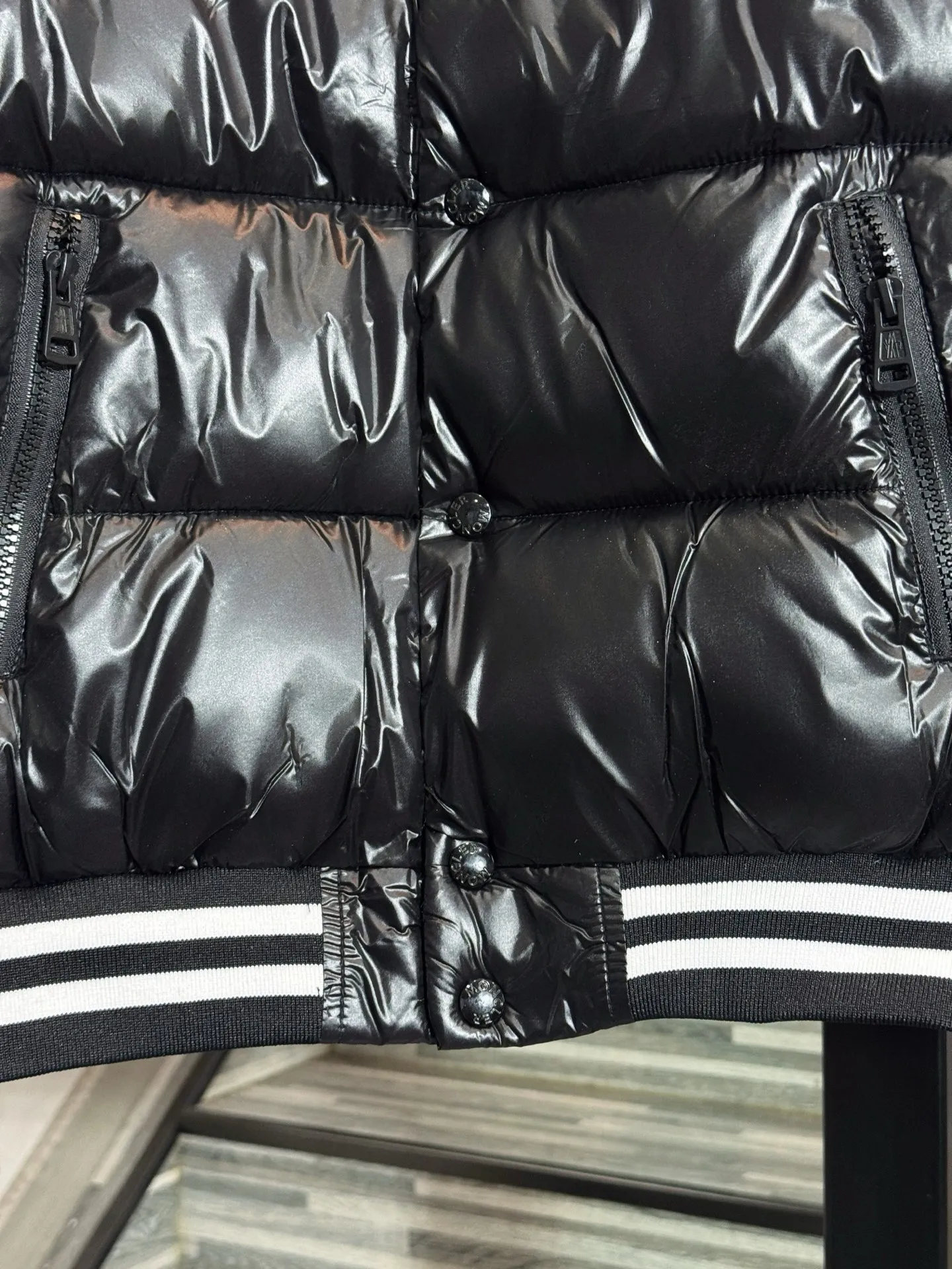 P380 model number: HE413 MONCLER-muzzled chest black label shiny down cotton baseball jersey The fabric is made of polyester nylon shiny material, which is windproof and cold-proof in winter. The inner filling is made of down cotton to keep the upper body warm and comfortable in winter. The inner part is made of two layers of anti-velvet single cloth to prevent velvet and velvet. The collar and hem are made of classic elastic threads with black and white color matching. The color contrast effect is very beautiful. The original small letter buttons are customized and made by a big factory. You can buy it with confidence. It has the original original label and all three labels.  Color: Black Size: S M L XL XXL