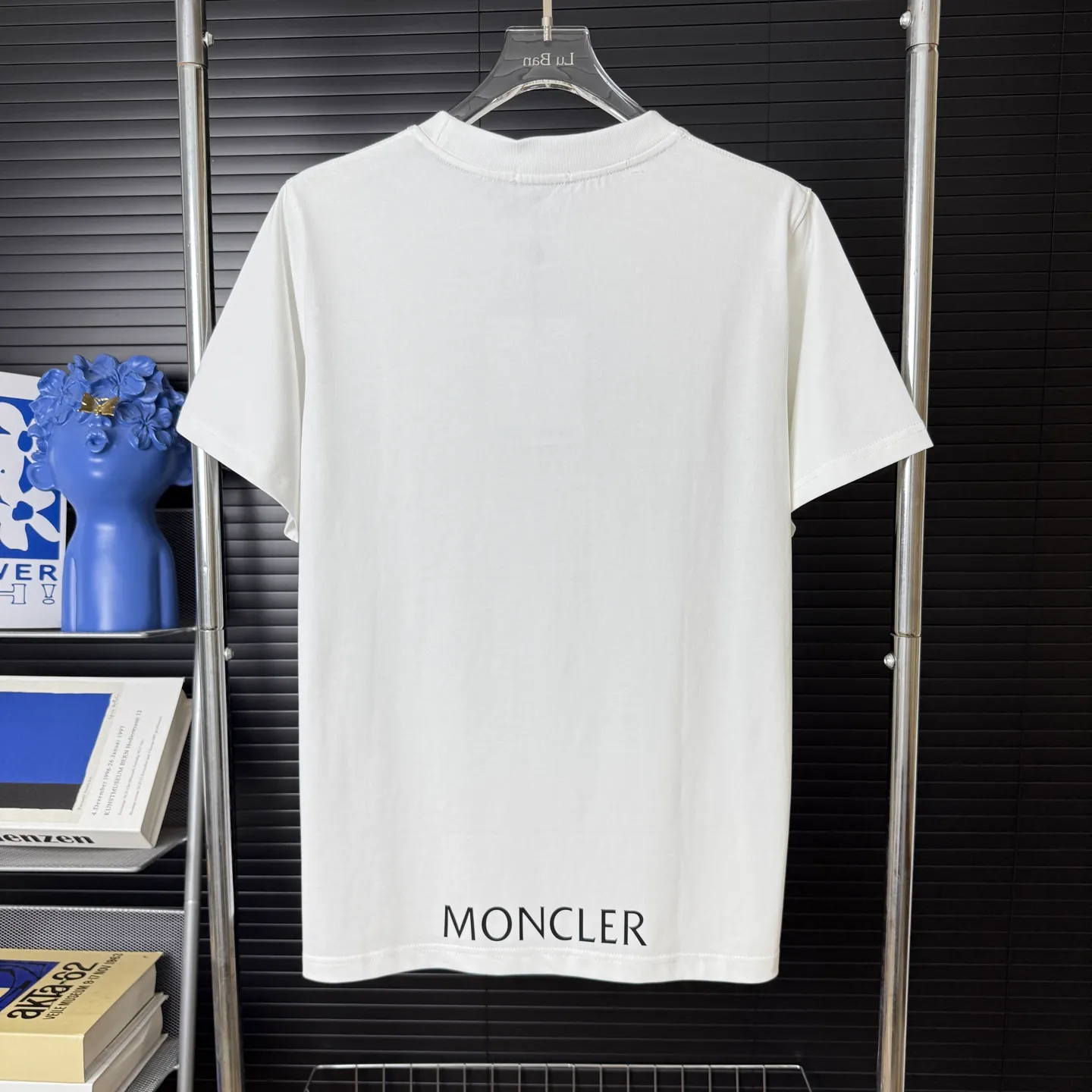 P170 A246 (Long-term replenishment, arrival the next day) MONCLER/Masklet badge letter LOGO round neck short-sleeved T-shirt exclusive first launch high-definition The fabric is made of 300 grams of heavyweight pure cotton, custom-made with 32-count double-strand thread, ready-to-wear treatment, the fabric is comfortable and skin-friendly, custom-dyed fabrics, high textile density, good drape, not easy to deform and shrink, thick texture and tight spinning process will not affect the breathability of the fabric, high color saturation, imported Tajima embroidery technology, good upper body effect, versatile and good-looking short sleeves, loose fit to cover the flesh, make you slim and not attractive size: S~XL Color: white black